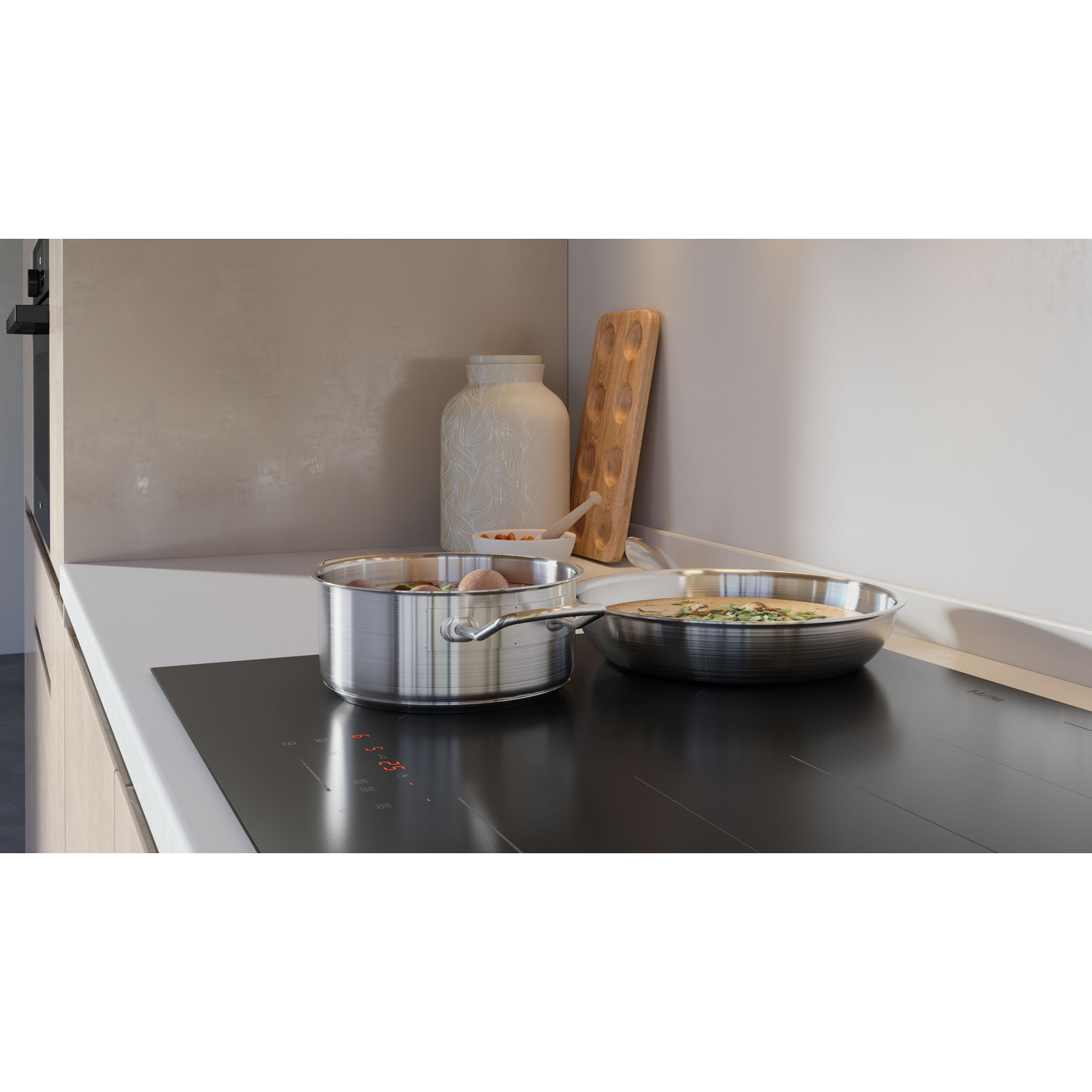 Une casserole et une poêle sur une plaque à induction avec des chiffres rouges.