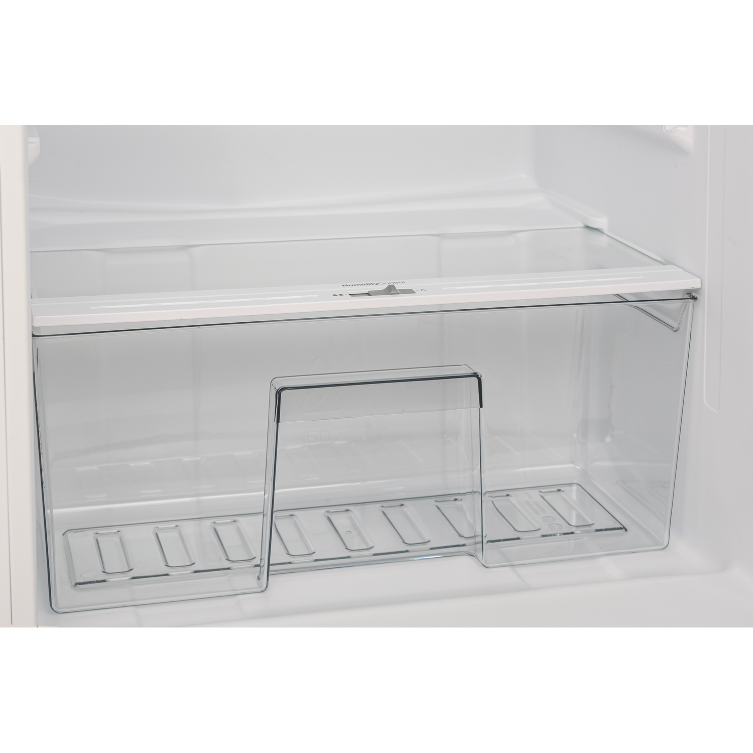 Un tiroir de réfrigérateur vide et transparent avec un séparateur et des rainures.