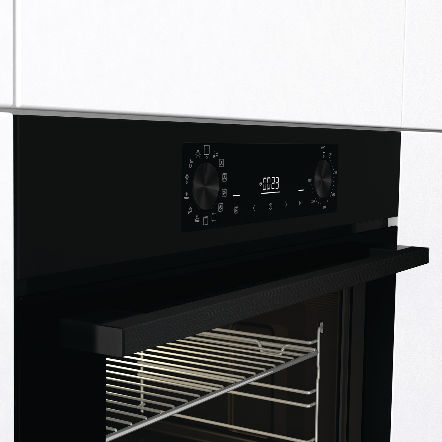 Een moderne zwarte oven met digitaal display en draaiknop.