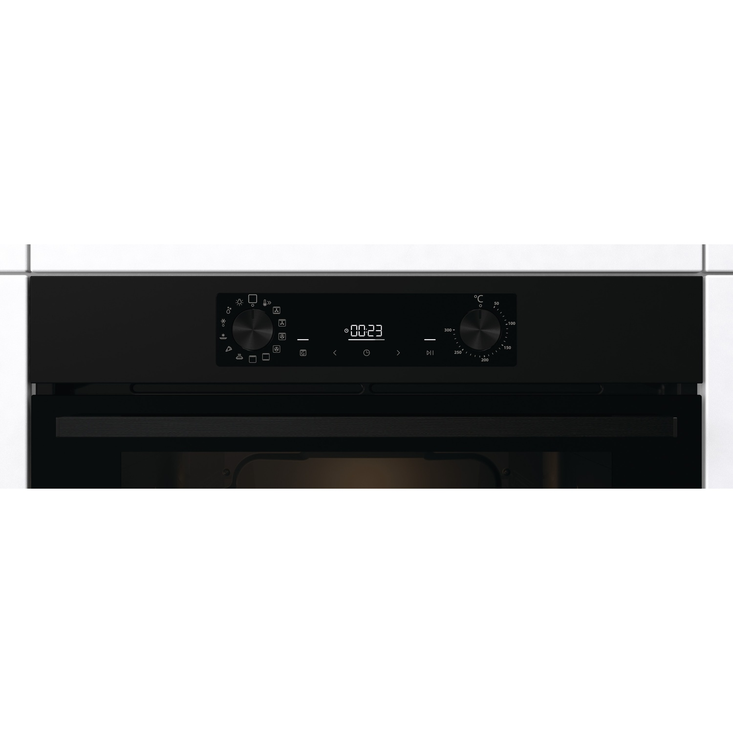 Een moderne zwarte oven met digitaal display en temperatuurregelaar.