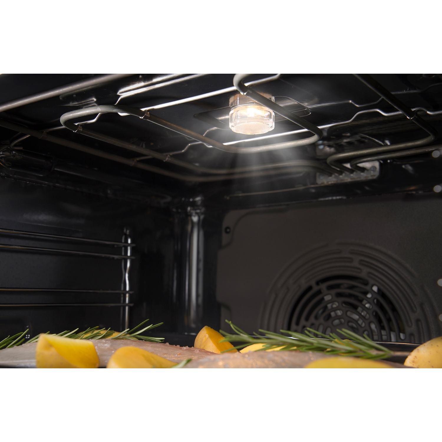 Een visfilet met aardappelen en rozemarijn in een oven.