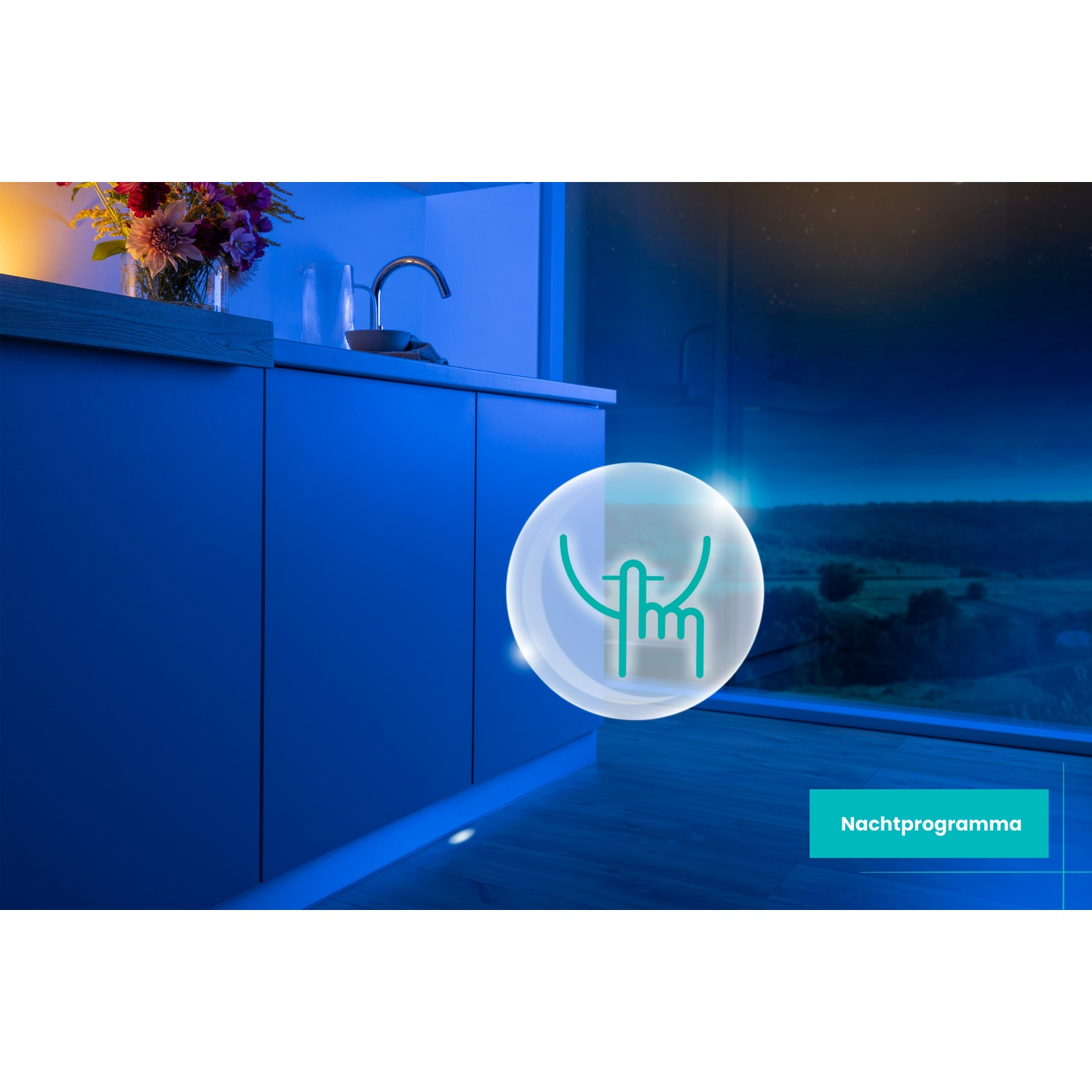 Moderne keuken met blauw verlichte kasten en uitzicht op raam.
