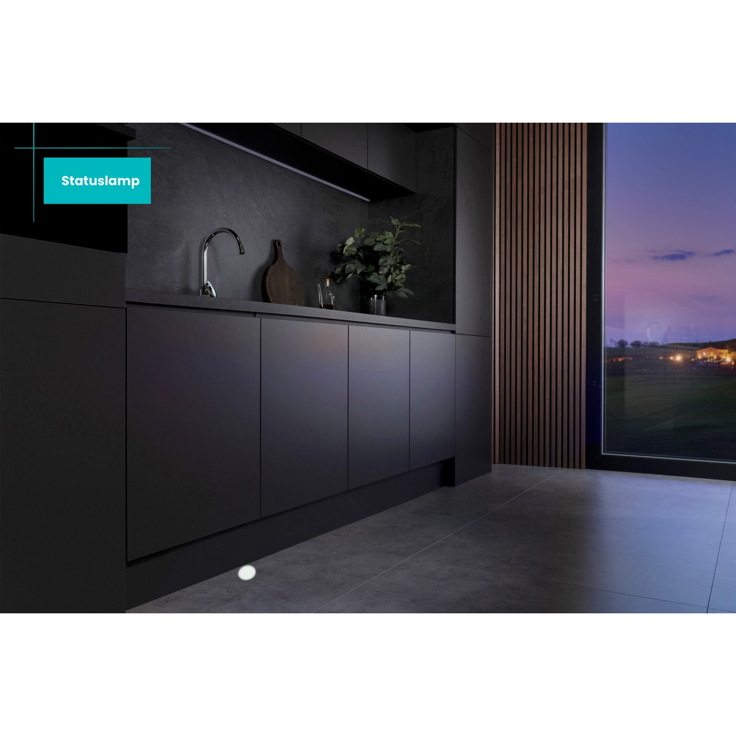 Moderne zwarte keuken met metalen kraan, uitzicht op een landelijk nachtlandschap.