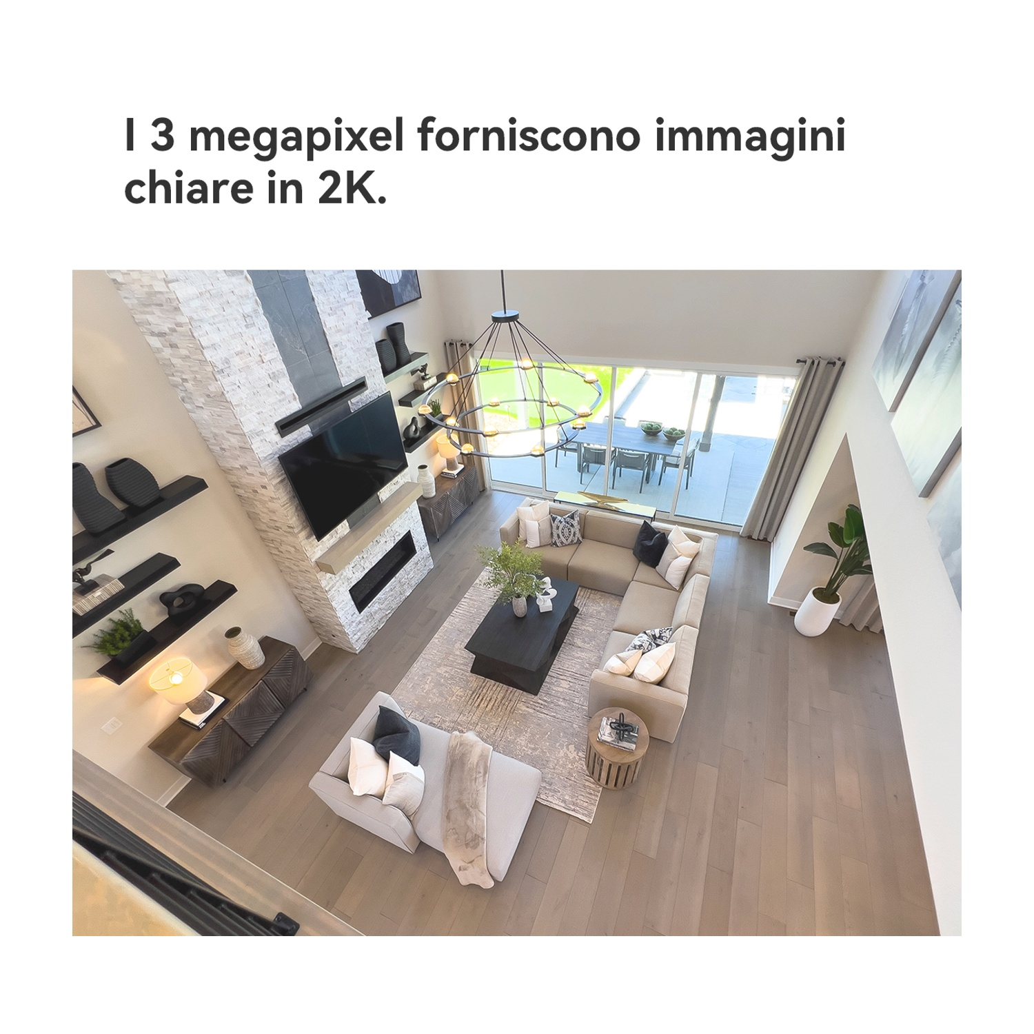 Ampio soggiorno con camino, divano e zona pranzo esterna.