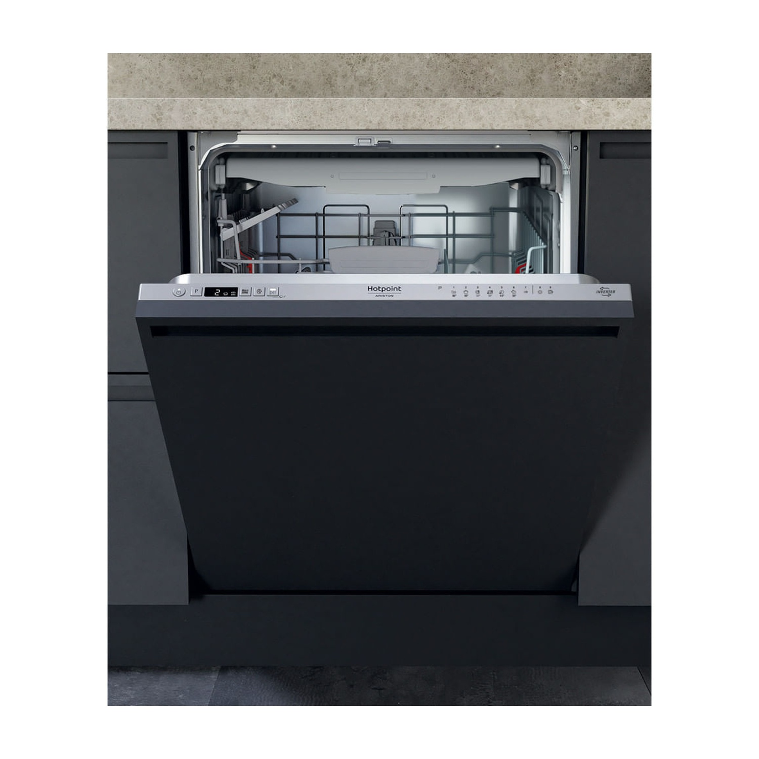 Una lavastoviglie Hotpoint aperta con pannello di controllo argentato e display digitale.