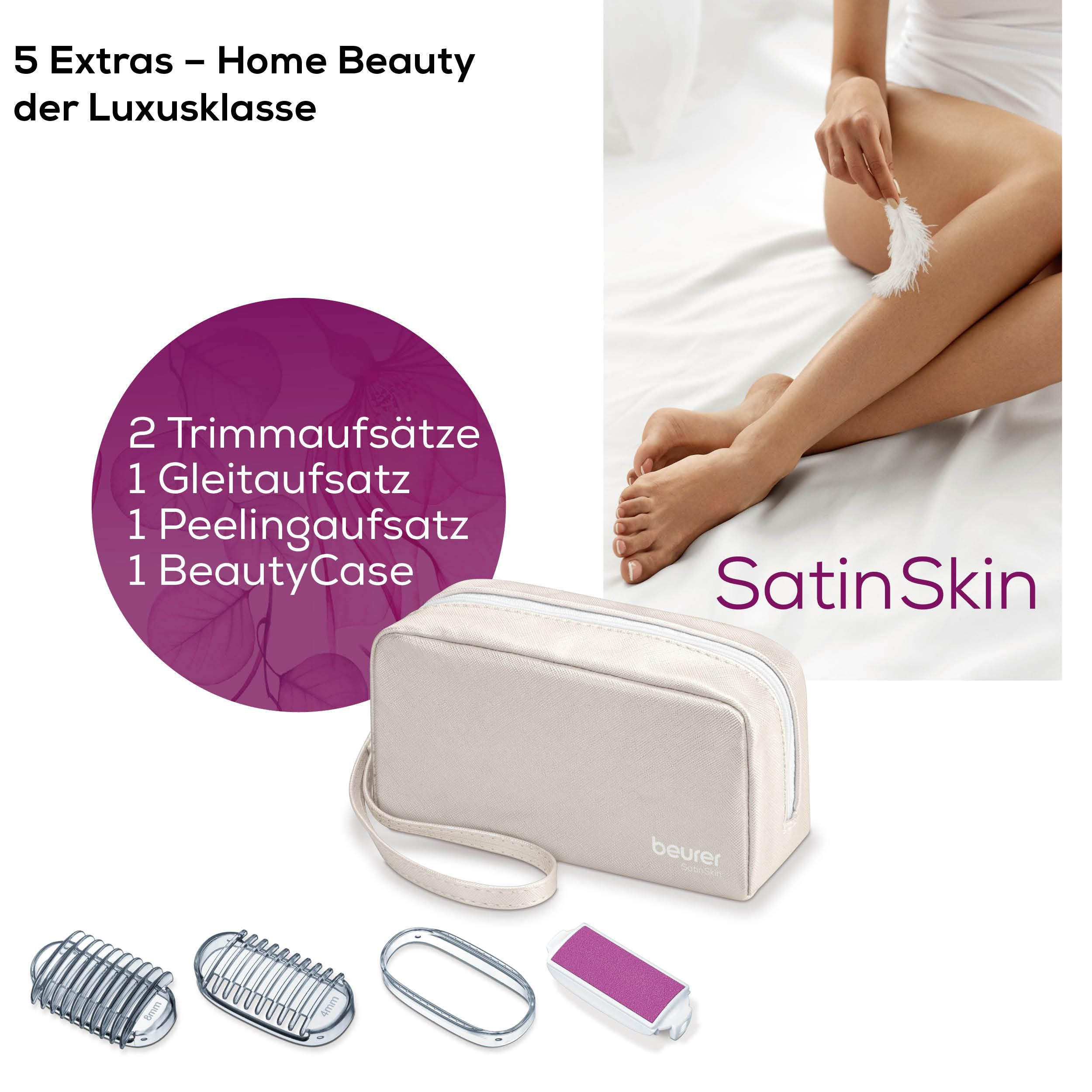 Eine Frau hält eine Feder auf ihrem Bein, daneben Beauty-Aufsätze und eine Tasche.