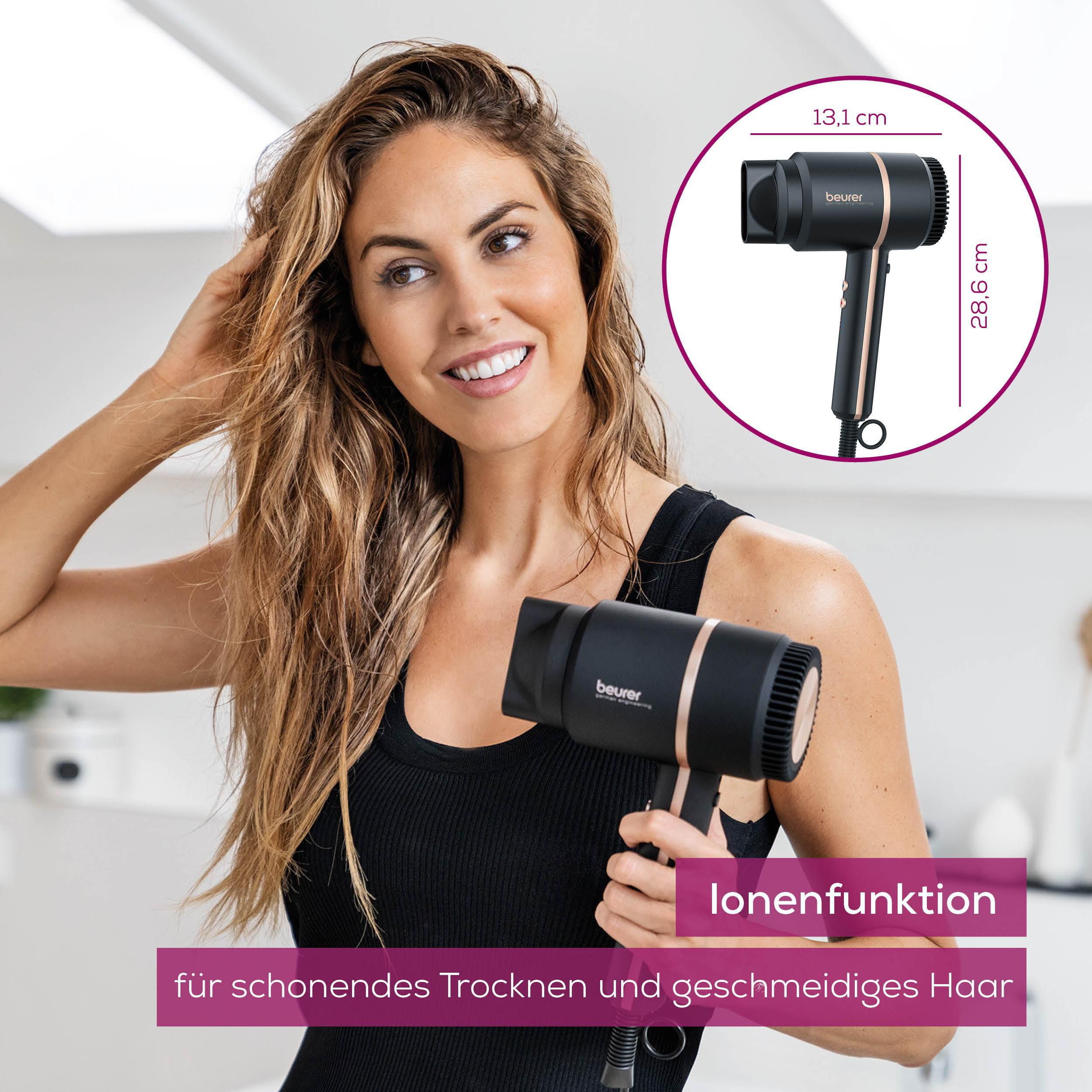 Frau mit Haartrockner, der Ionenfunkton für schonendes Trocknen hat.