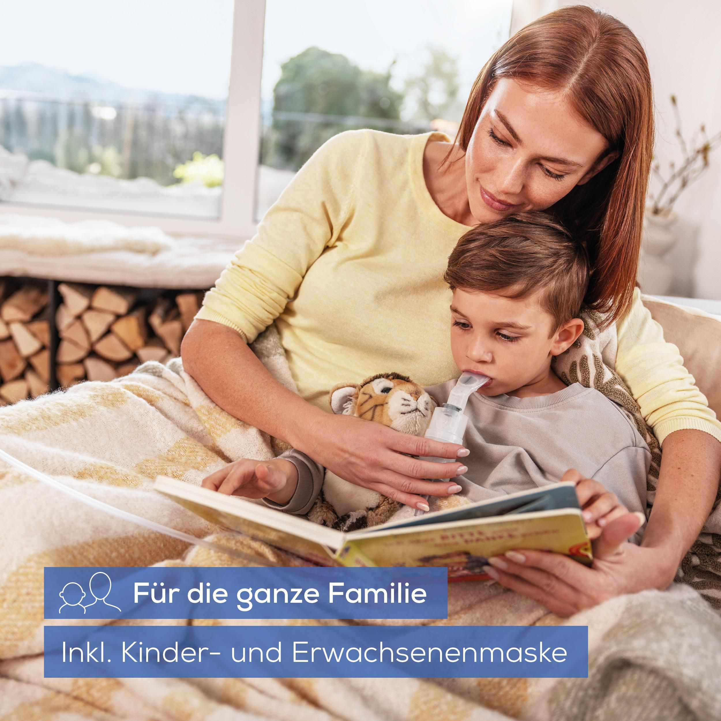 Mutter liest Kind vor, das ein Inhalationsgerät benutzt. Stofftier liegt daneben.