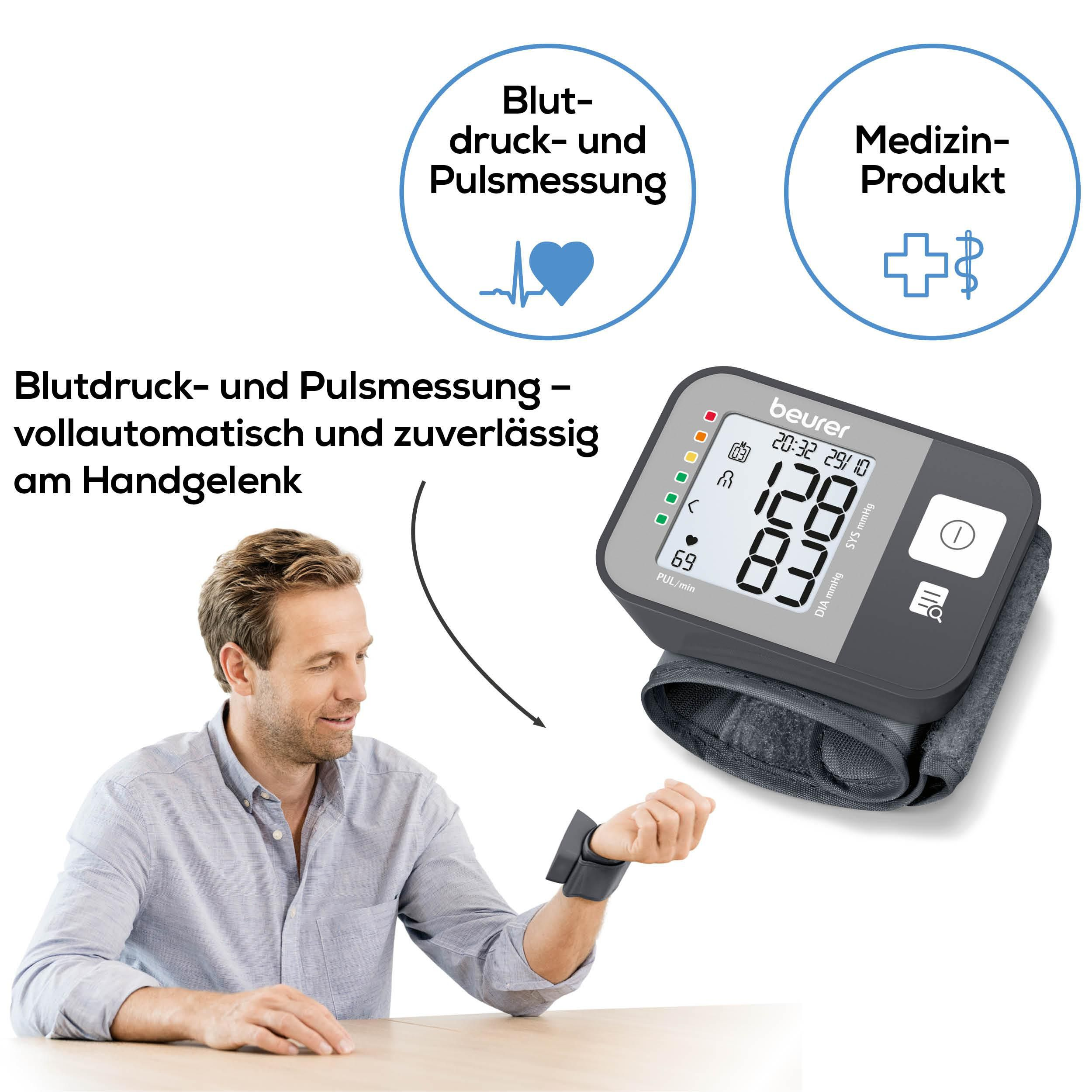 Mann mit Messgerät am Handgelenk, das Blutdruck und Puls misst.