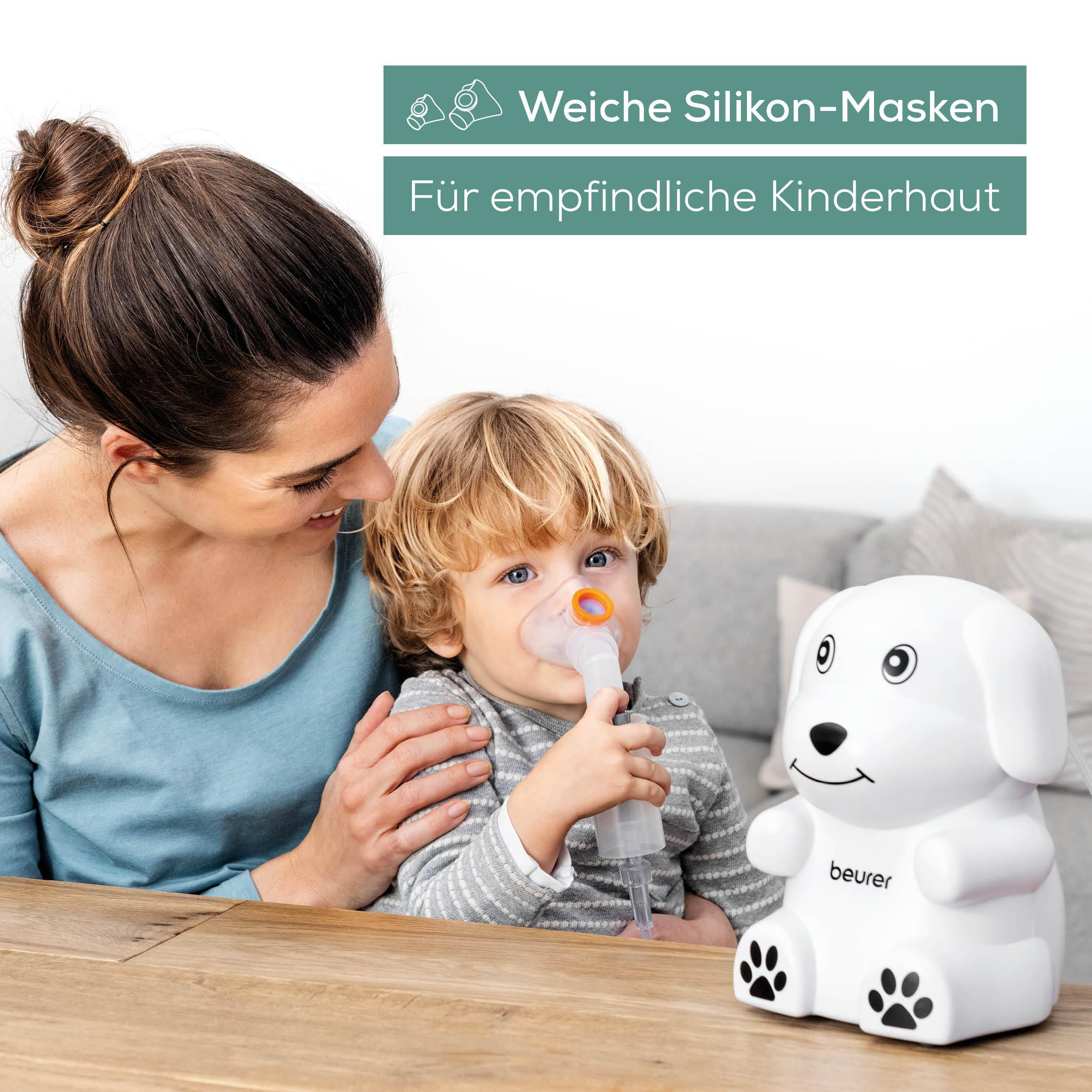Eine Frau hilft einem Jungen mit einem Inhalator in Form eines Hundes.