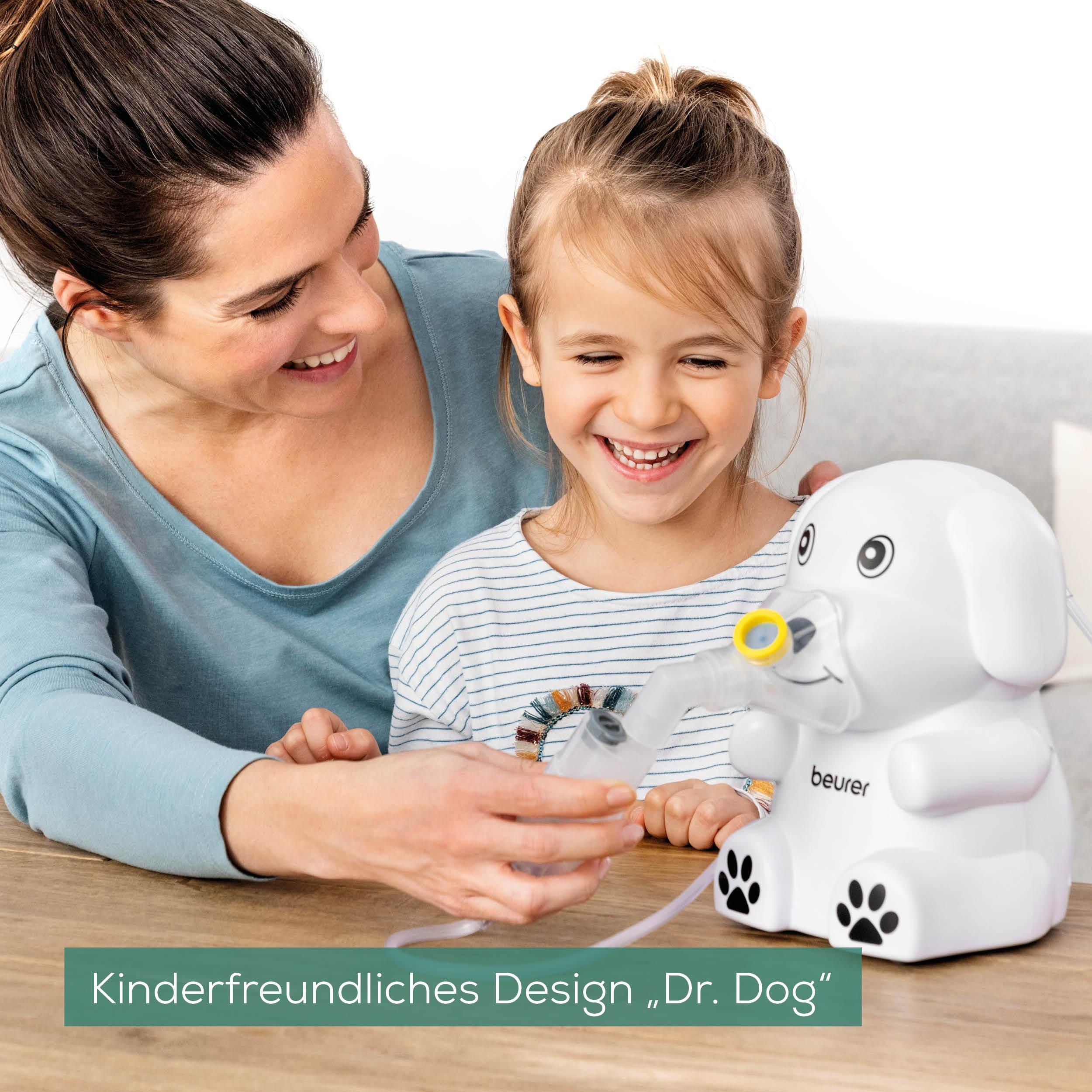 Frau und Kind lächeln mit weißem Inhalator in Hundeform.