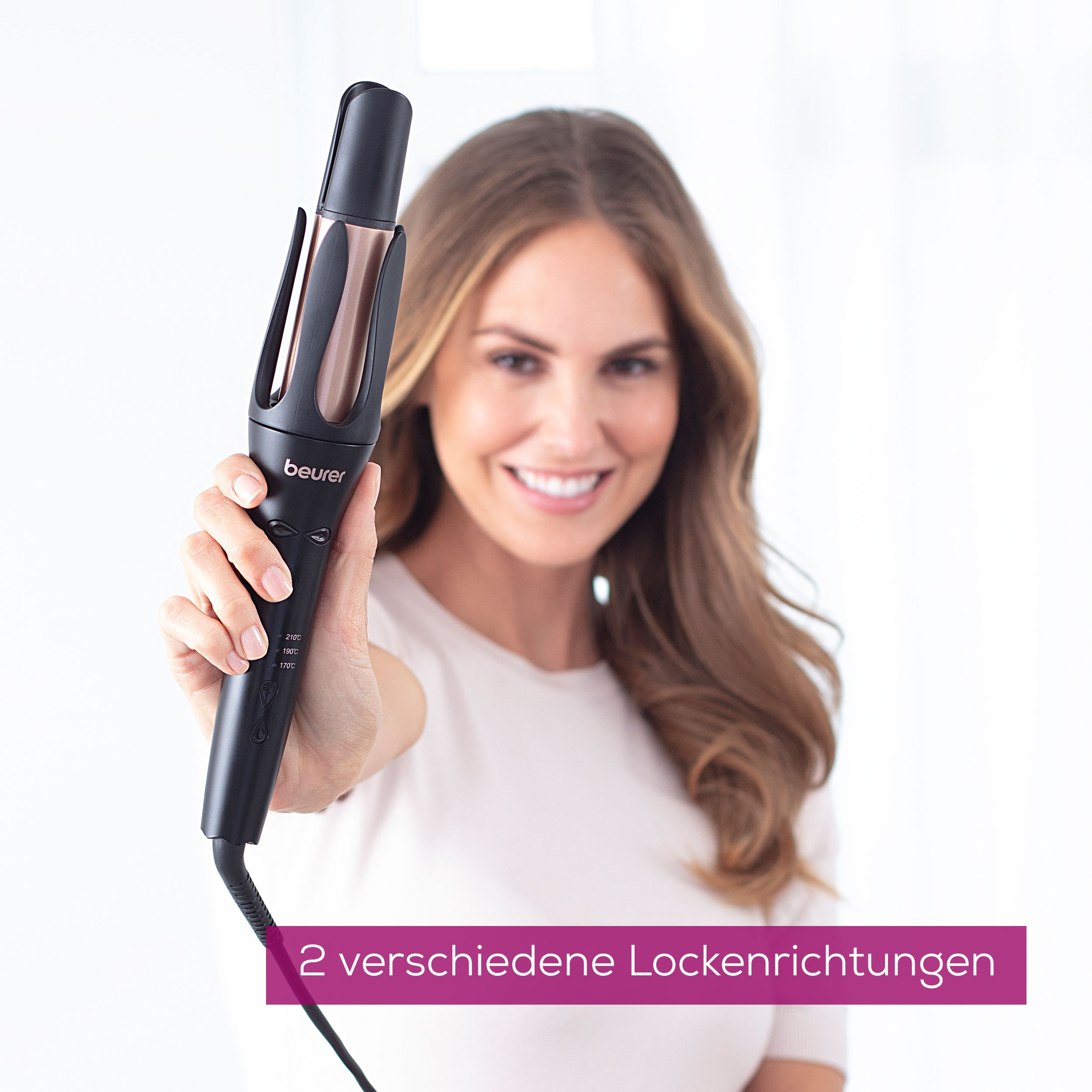 Frau hält einen schwarzen Lockenstab mit kupferfarbenen Details. Text: 2 Lockenrichtungen.