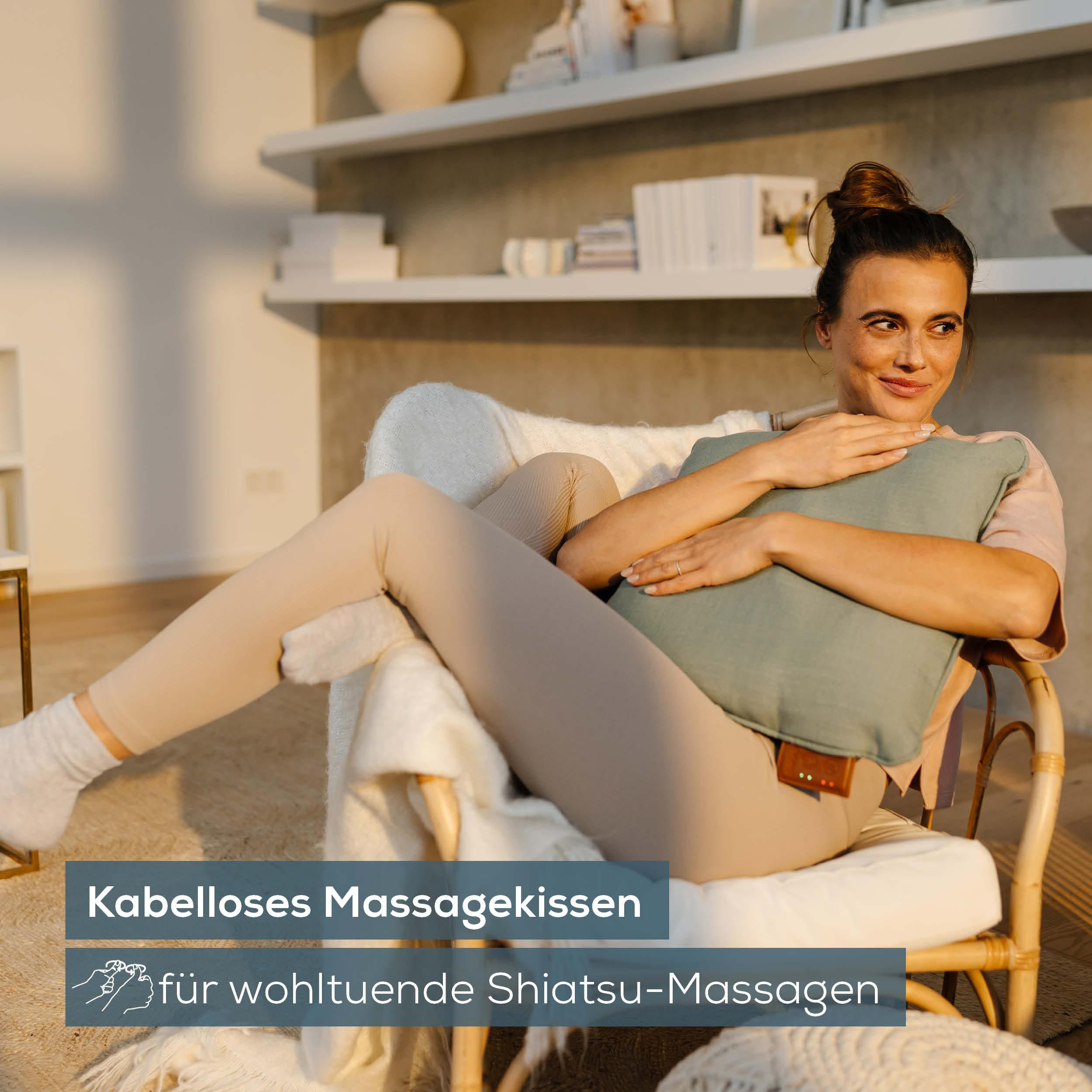 Frau entspannt sich in einem Sessel mit Kissen, Kabelloses Massagekissen.