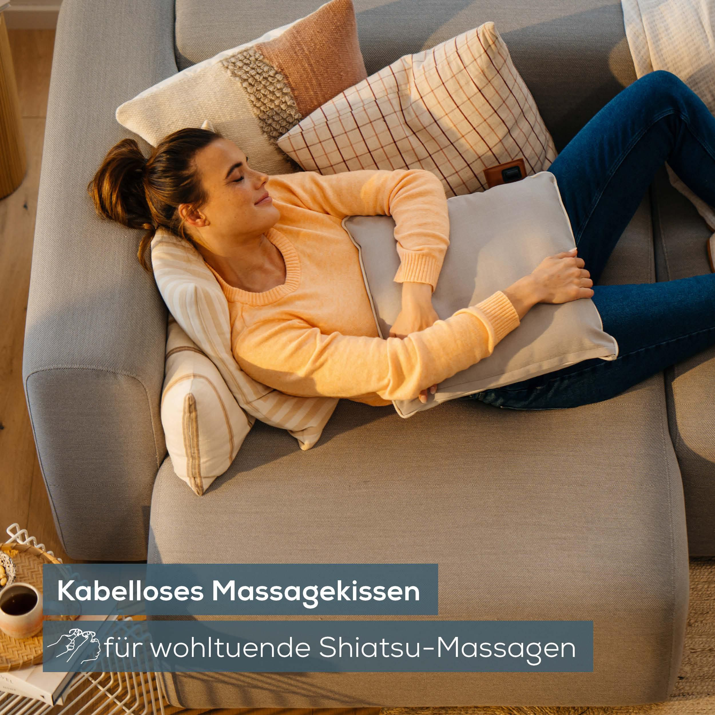 Frau entspannt auf Sofa mit Kissen, Text: Kabelloses Massagekissen