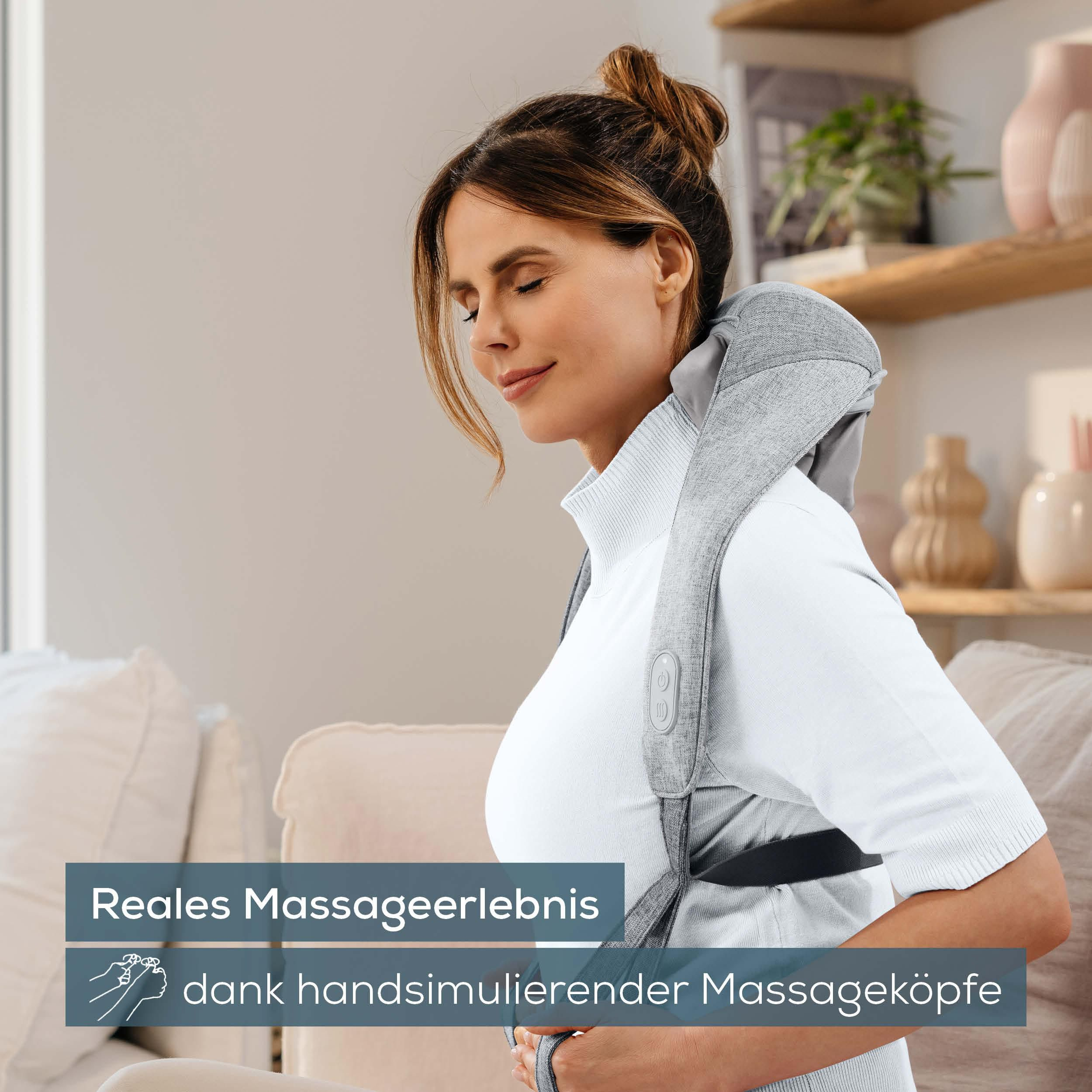 Frau mit Nackenmassagegerät, das sich entspannt.