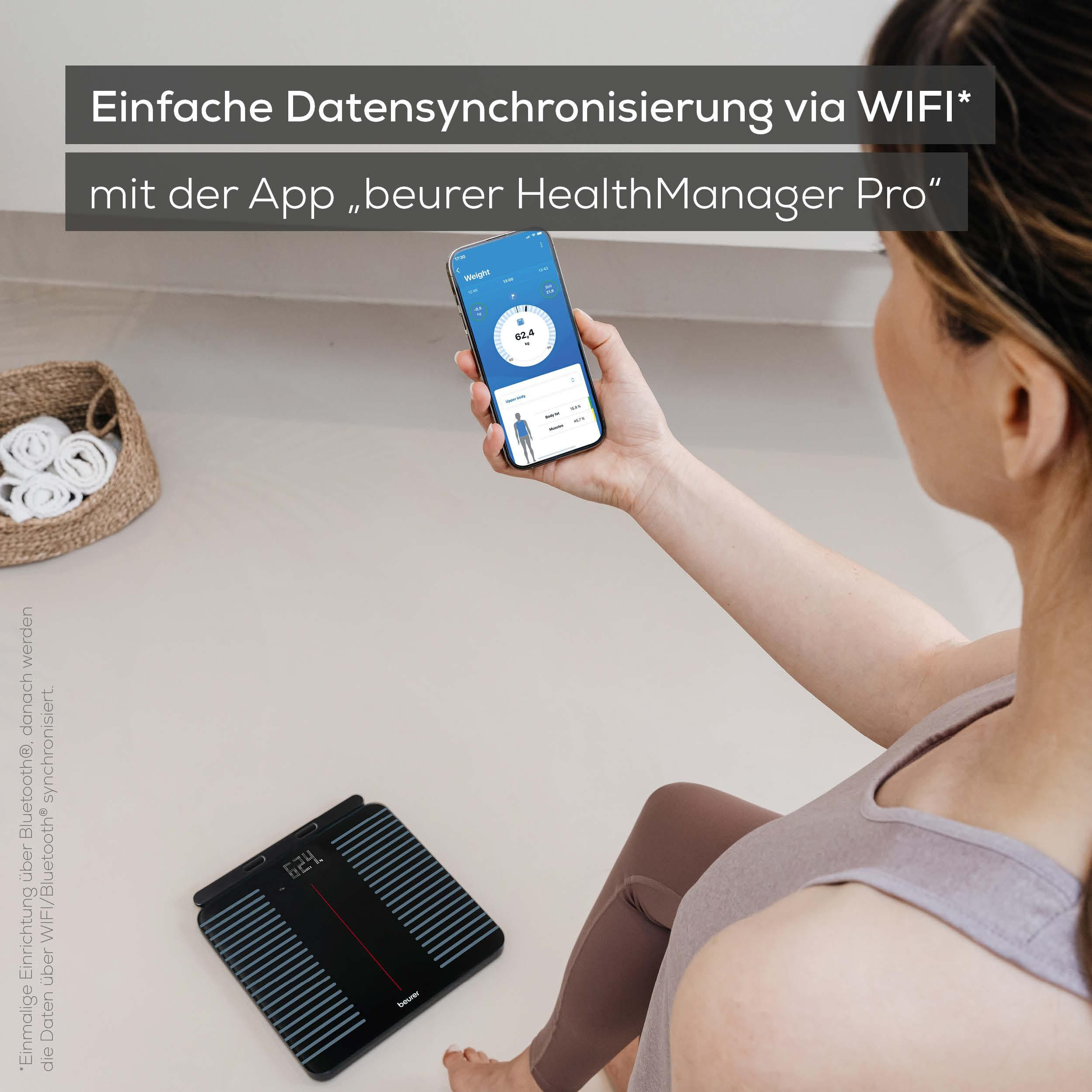 Eine Waage und ein Smartphone mit Gesundheits-App werden gezeigt.