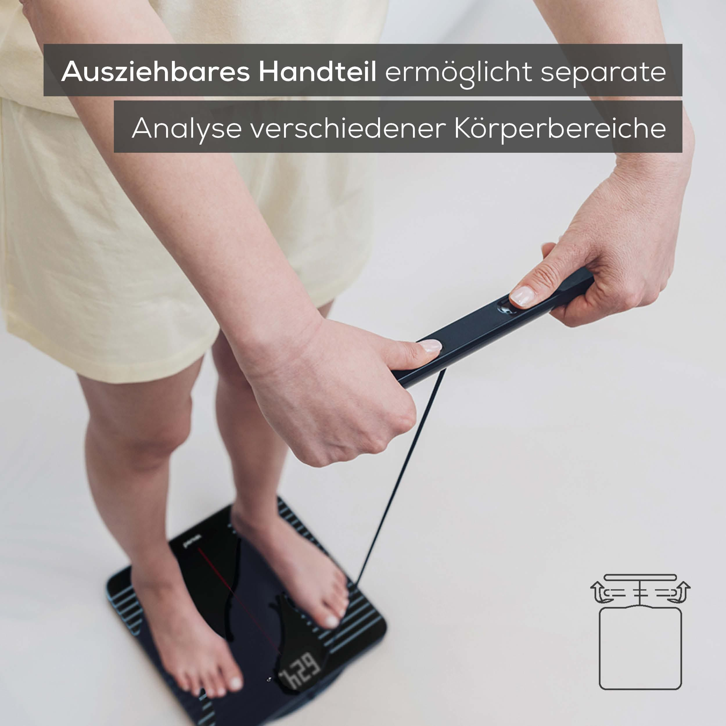Person auf Personenwaage mit abnehmbarem Handteil für Körperanalyse.