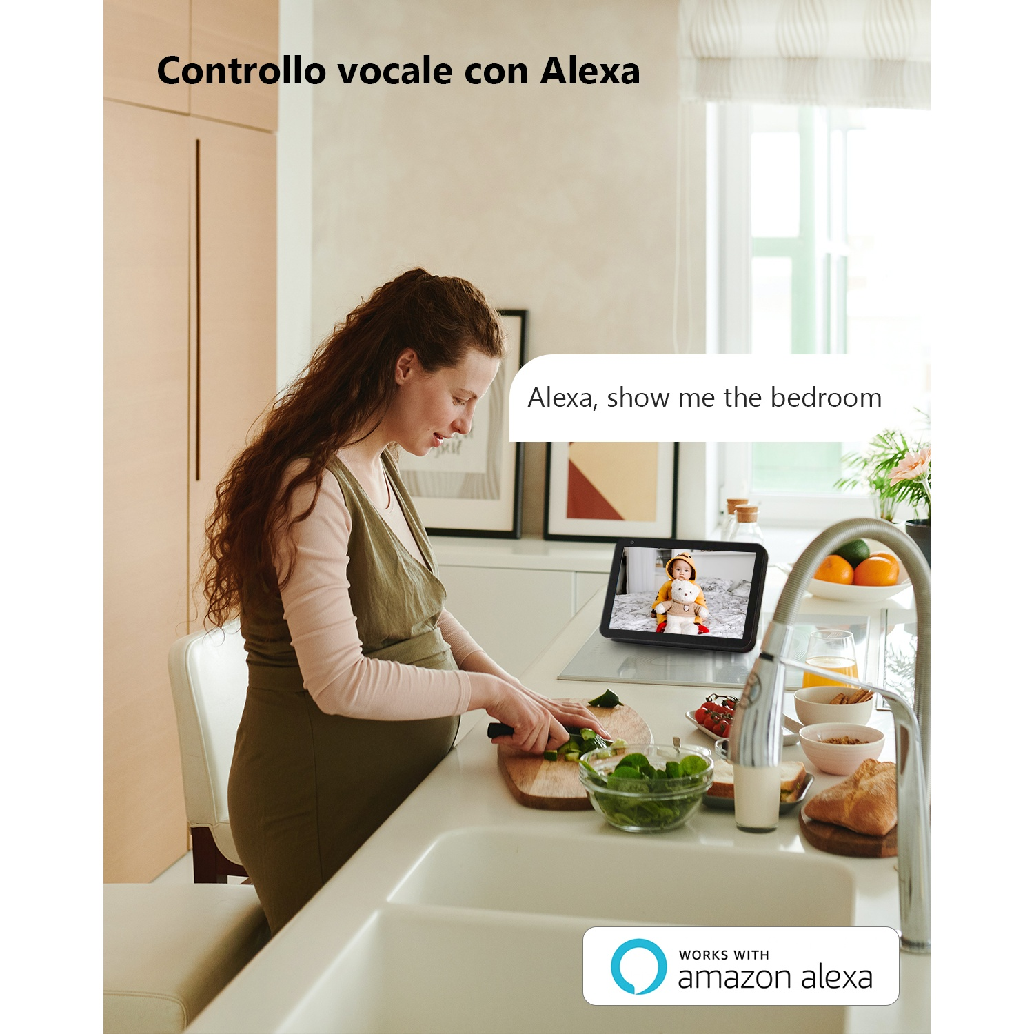 Una donna incinta taglia verdure in cucina. Un dispositivo Echo mostra un bambino.