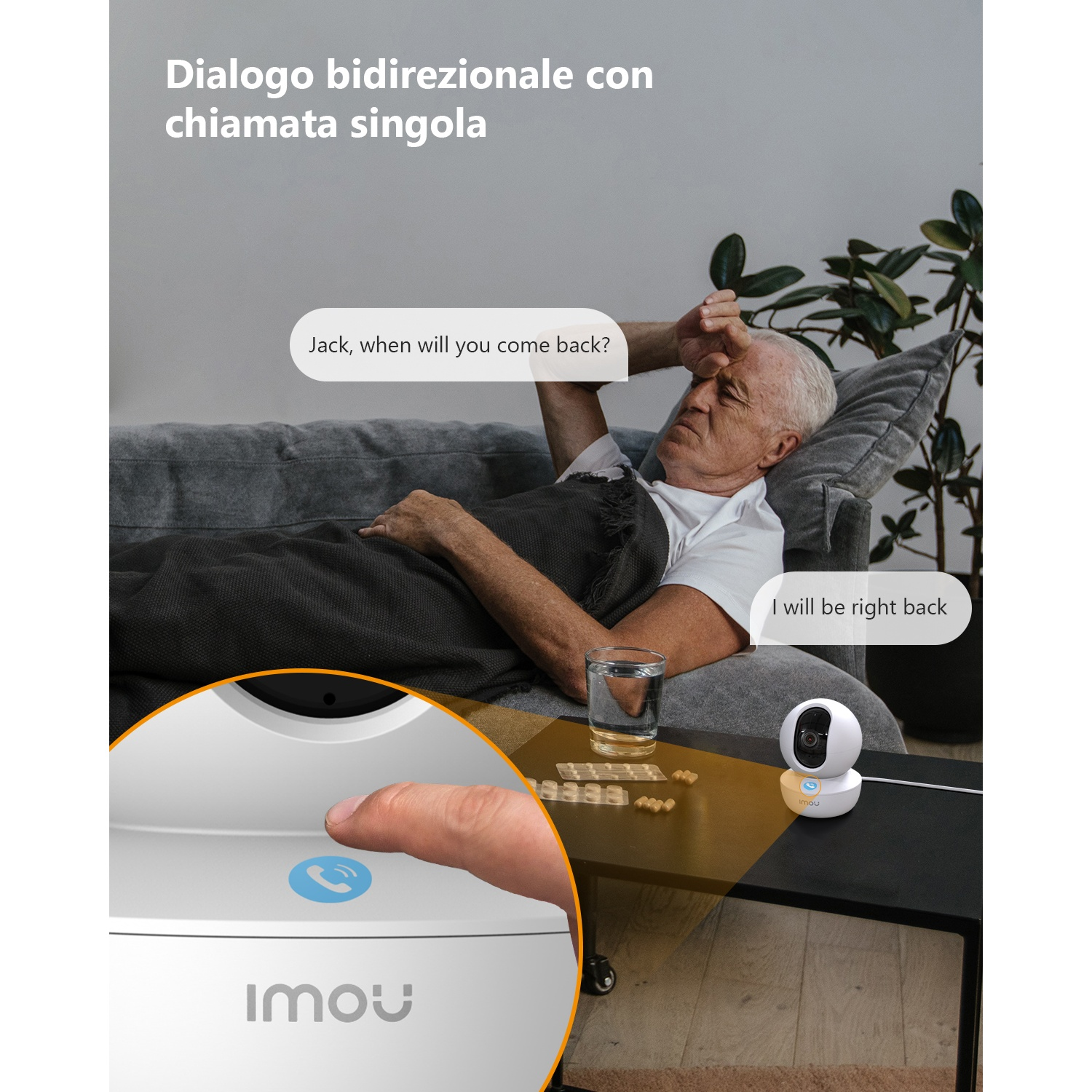 Un uomo anziano è sdraiato su un divano, una telecamera di sicurezza su un tavolo.