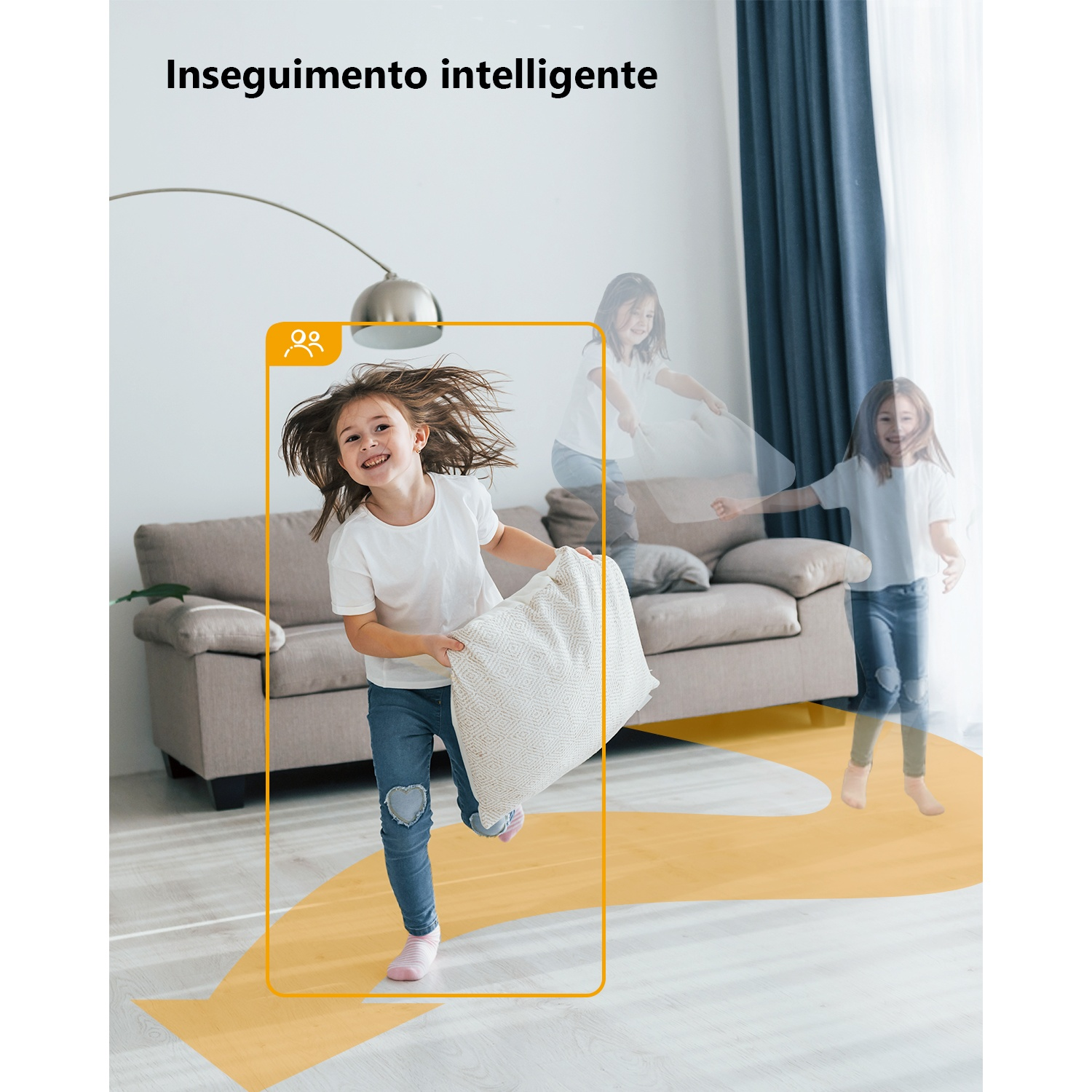 Una bambina con un cuscino corre in un soggiorno.