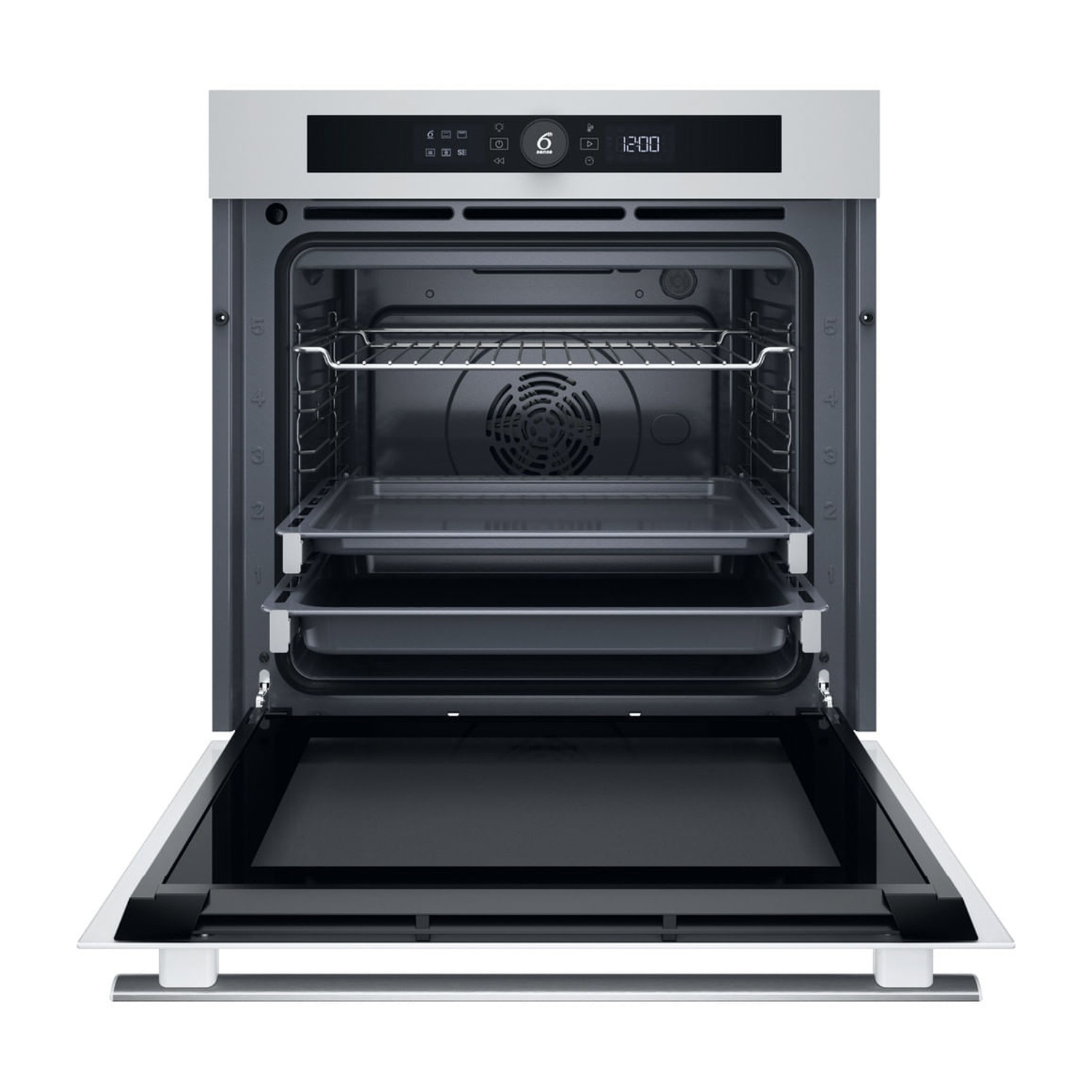 Un forno da incasso aperto con esterno argento e porta nera.