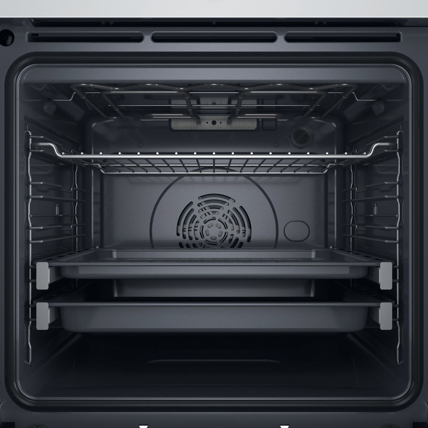 Vista interna di un forno moderno con tre griglie, ventola e resistenze.