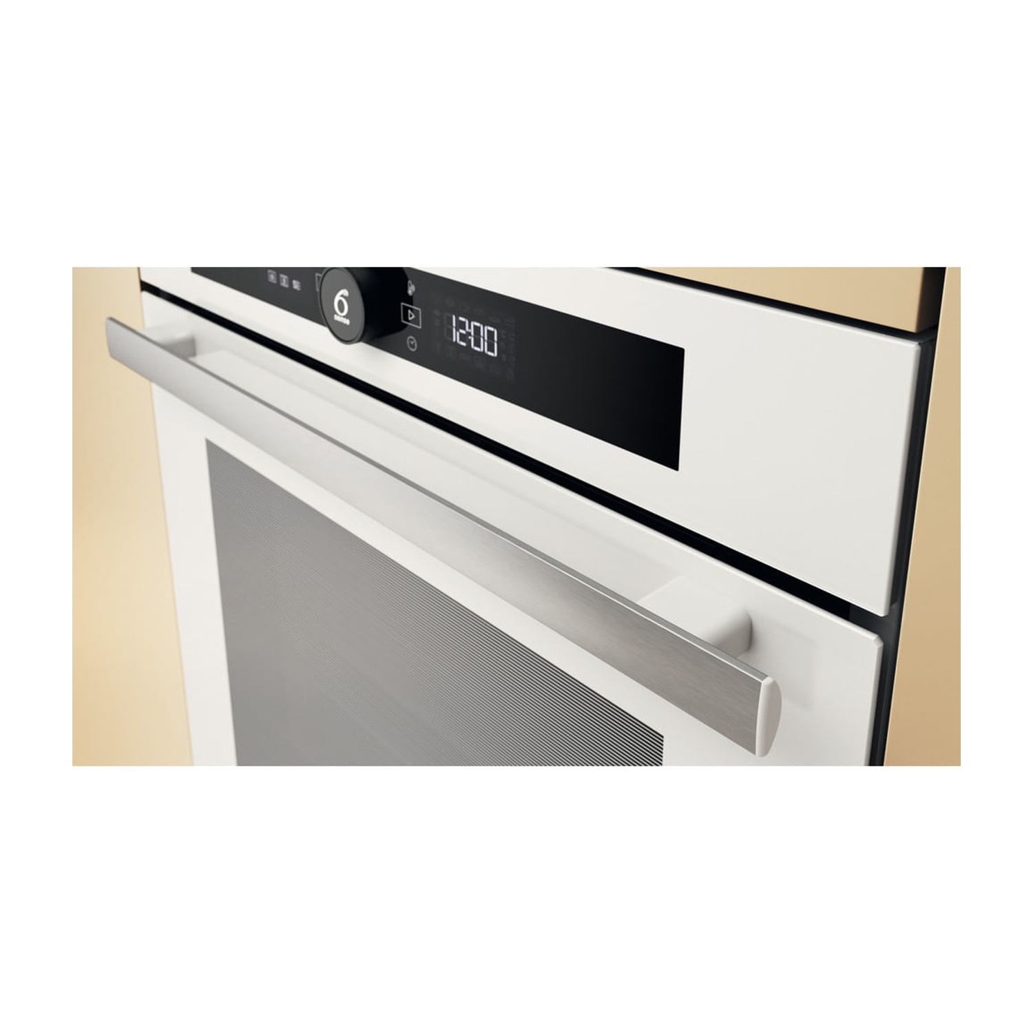Primo piano di un forno bianco con maniglia argentata e display digitale.