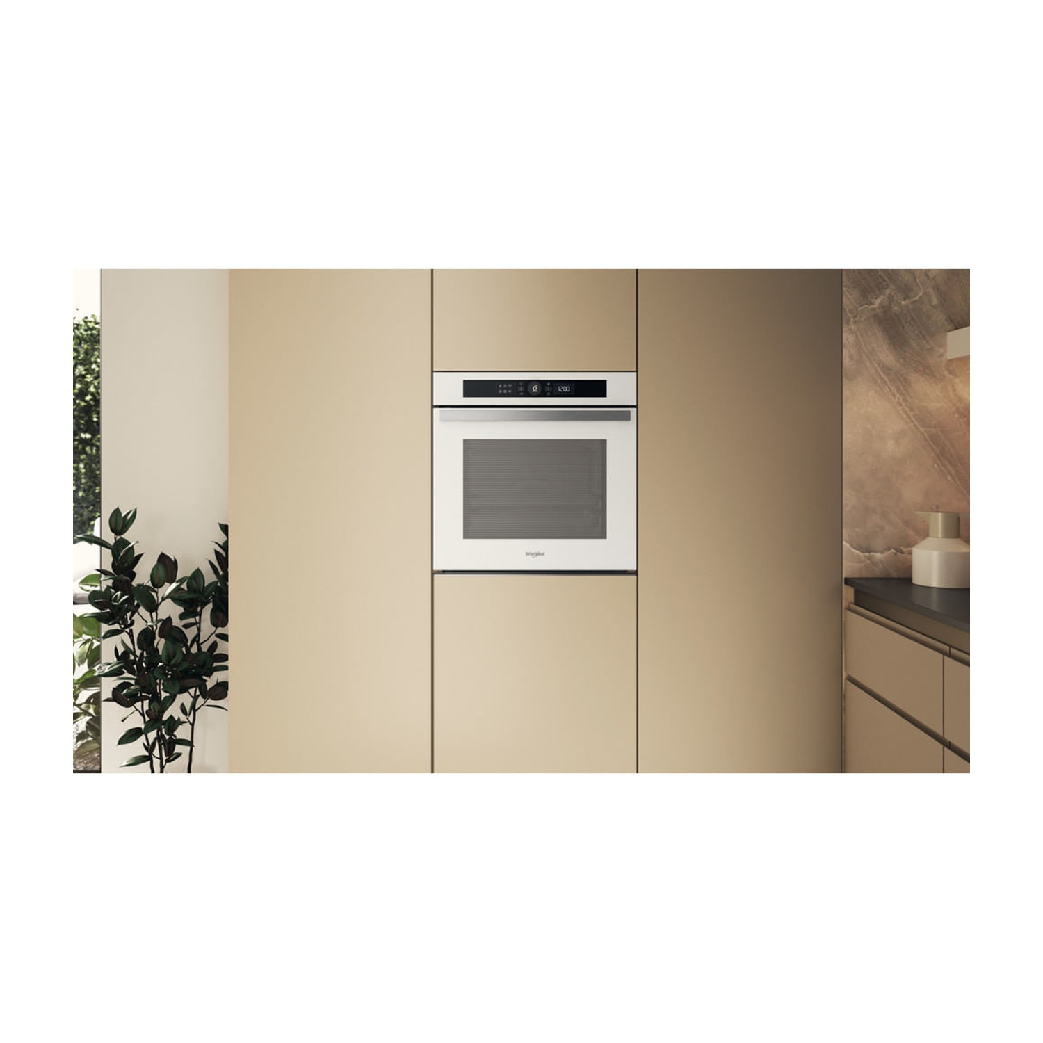Un moderno forno da incasso bianco con display digitale, inserito in una parete cucina beige.