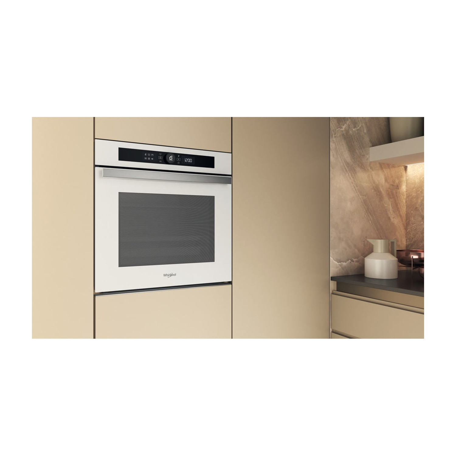 Un forno da incasso bianco con display digitale in una cucina moderna.