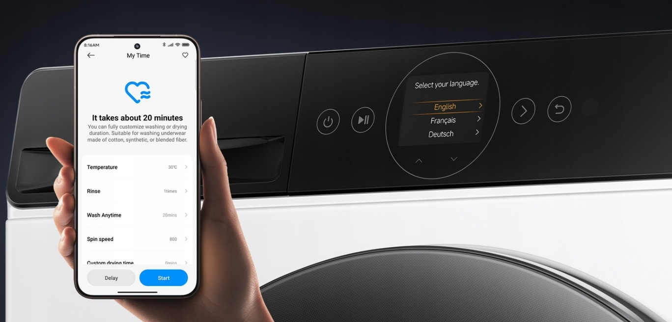 Dłoń trzyma smartfon z aplikacją pralki. Pralka wyświetla wybór języka.