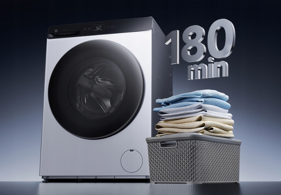 Biała pralka obok kosza ze złożonymi ubraniami. 180 min.