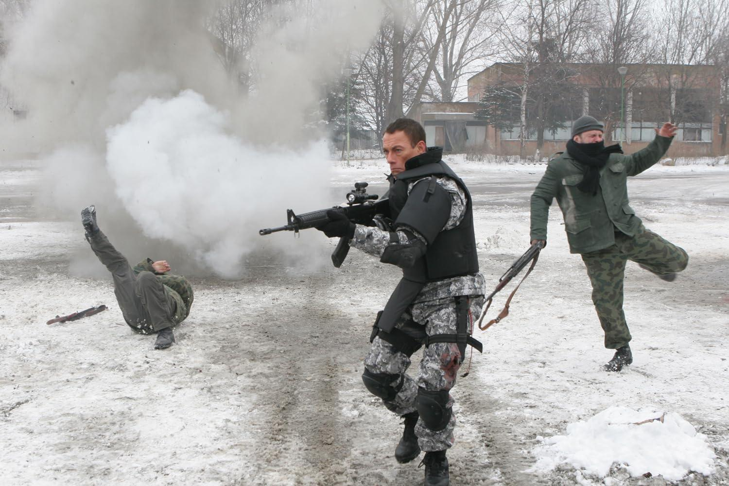 Soldaten in Winterkleidung, einer fällt, Rauch.