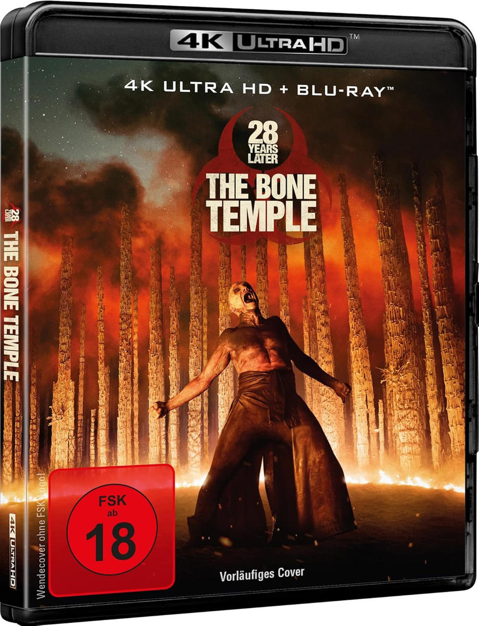 Ein Mann mit zerlumptem Gewand vor brennenden Holzpfählen. 4K Ultra HD.