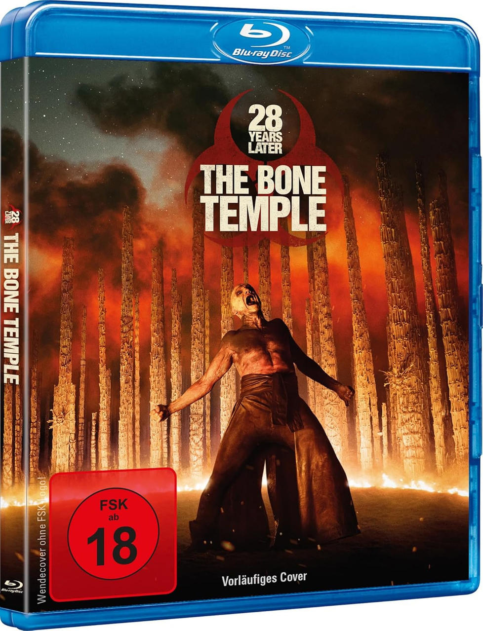 Ein Mann mit weit geöffnetem Mund steht vor einer Reihe von Holzpfählen.
