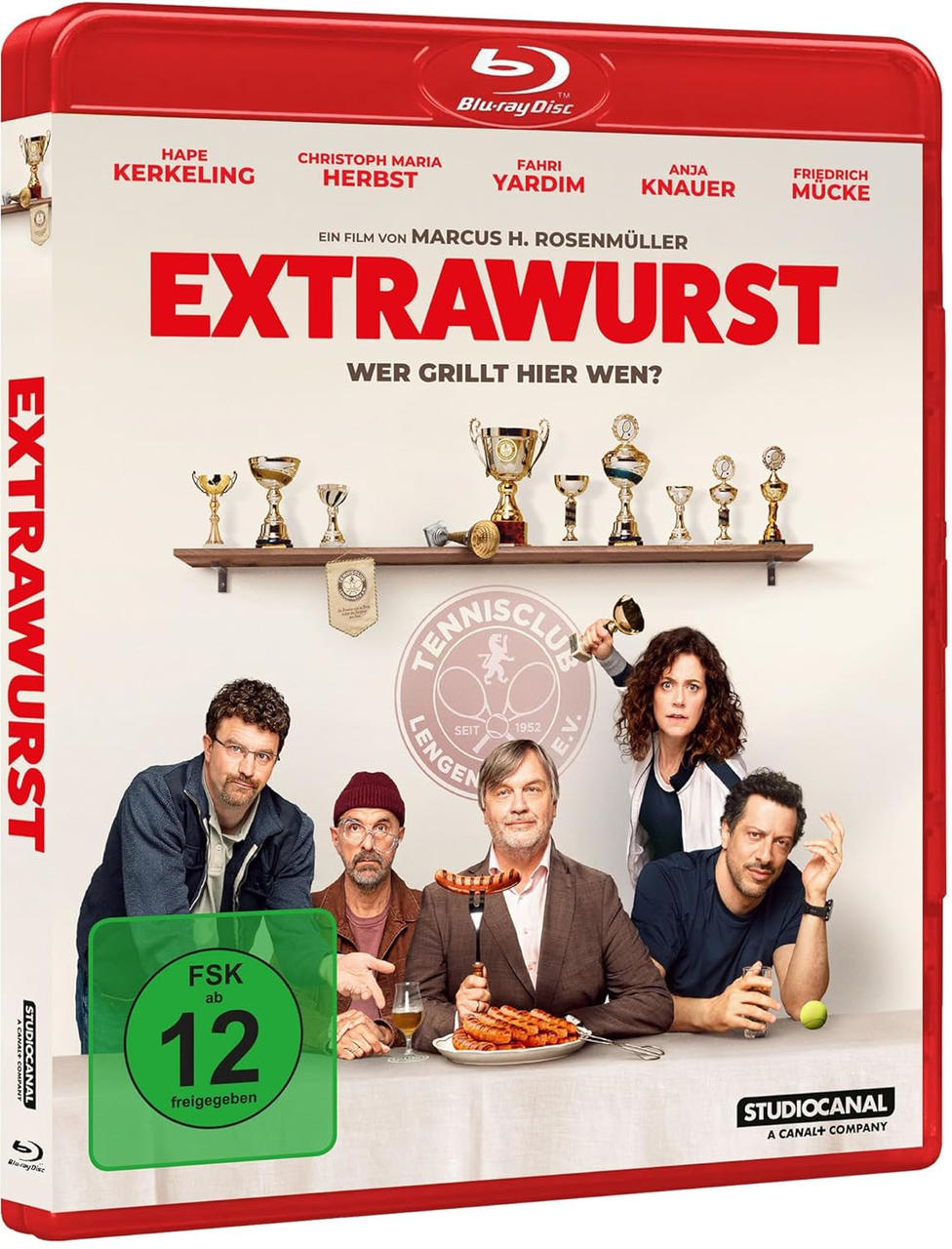 Filmplakat mit Schauspielern, Pokalen und Wurst. FSK 12 Siegel.