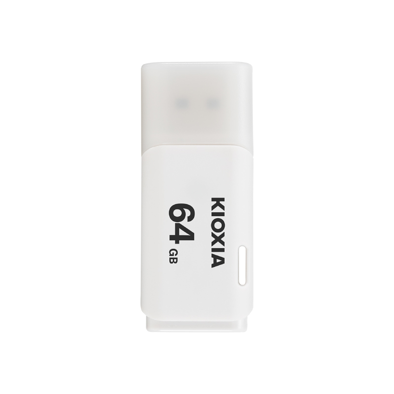 Mat kapaklı beyaz Kioxia 64GB USB bellek.