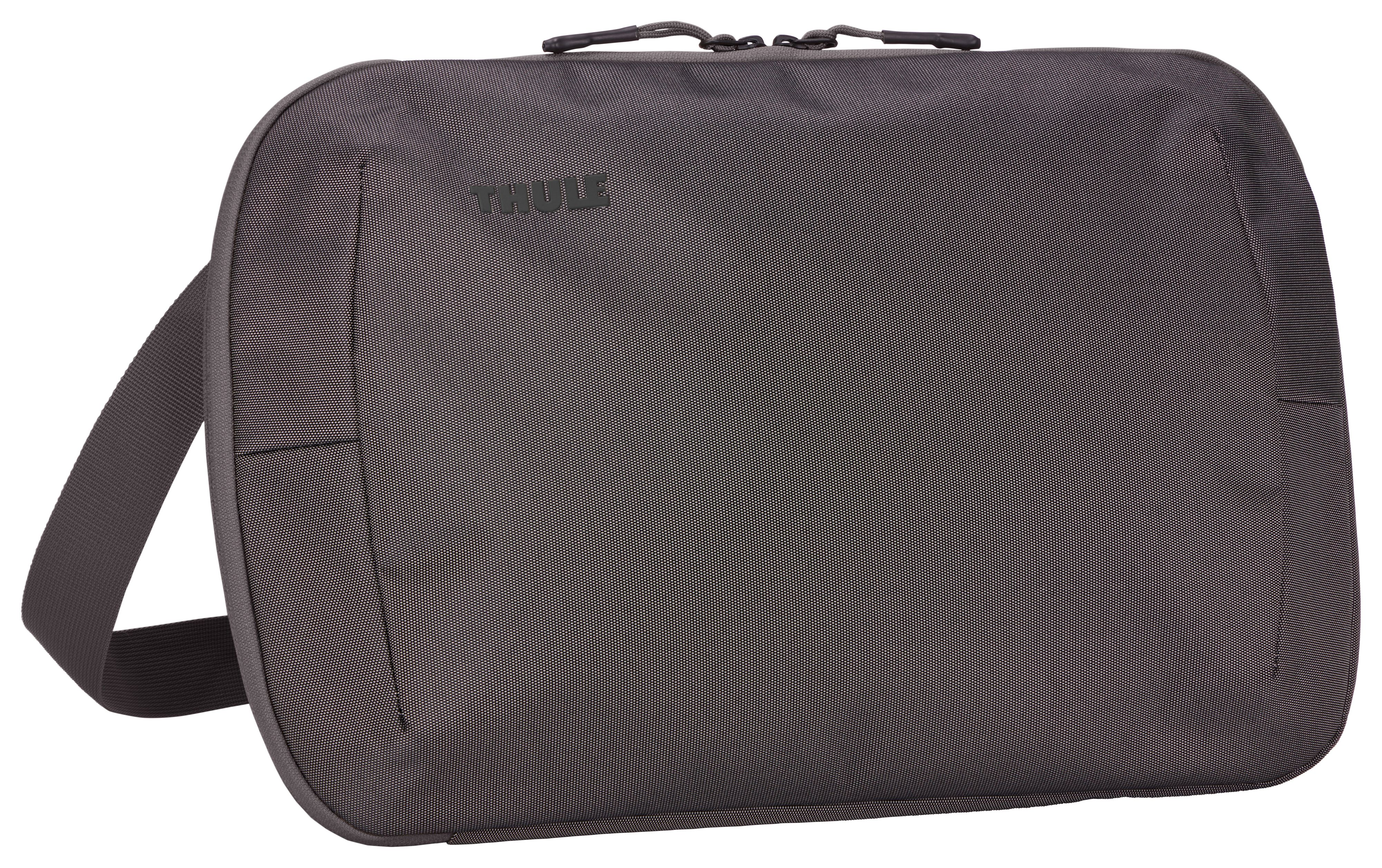 Üstte fermuarlı, askılı koyu gri Thule postacı çantası.