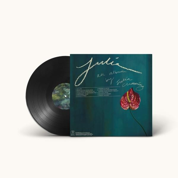 Schwarze Schallplatte und Albumcover mit roter Blume und weißer Schrift.