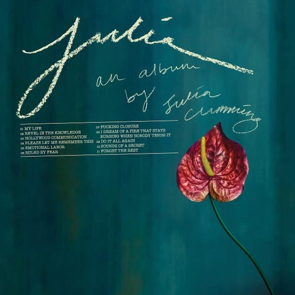 Ein Album-Cover mit dem Namen von Julia Cumming und einer roten Anthurie.