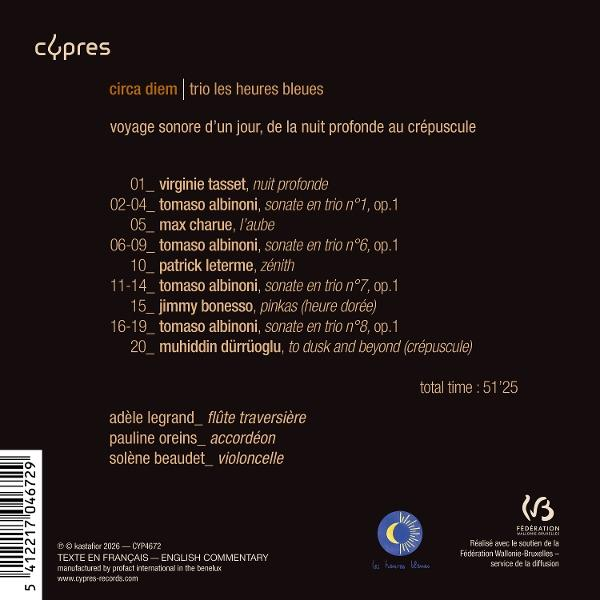 Album-Cover mit Titel, Künstlerliste und Trackliste auf dunklem Hintergrund.