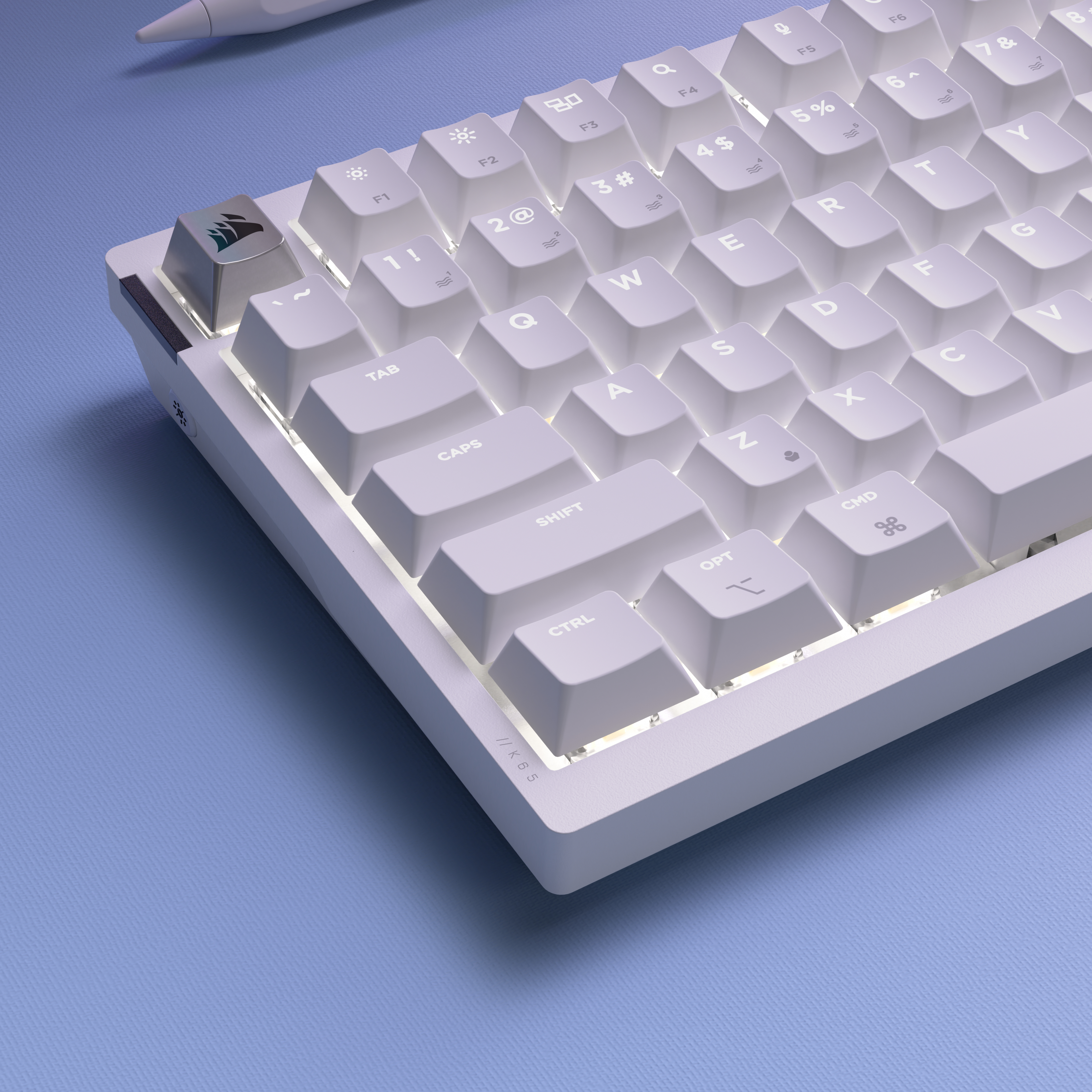 Eine weiße Tastatur mit beleuchteten Tasten auf blauem Untergrund.