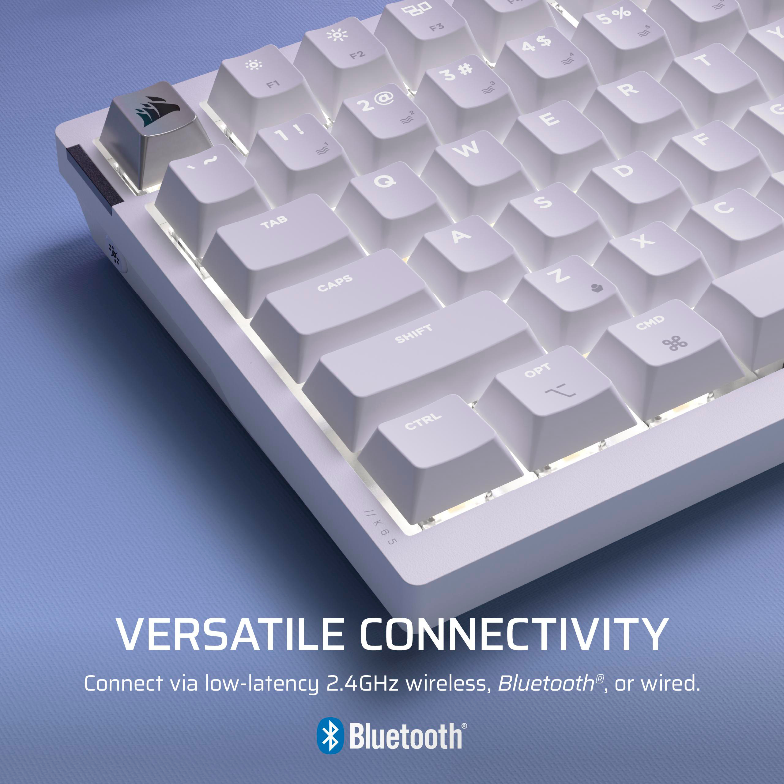 Weiße Tastatur mit beleuchteten Tasten und Corsair-Logo auf der Escape-Taste.