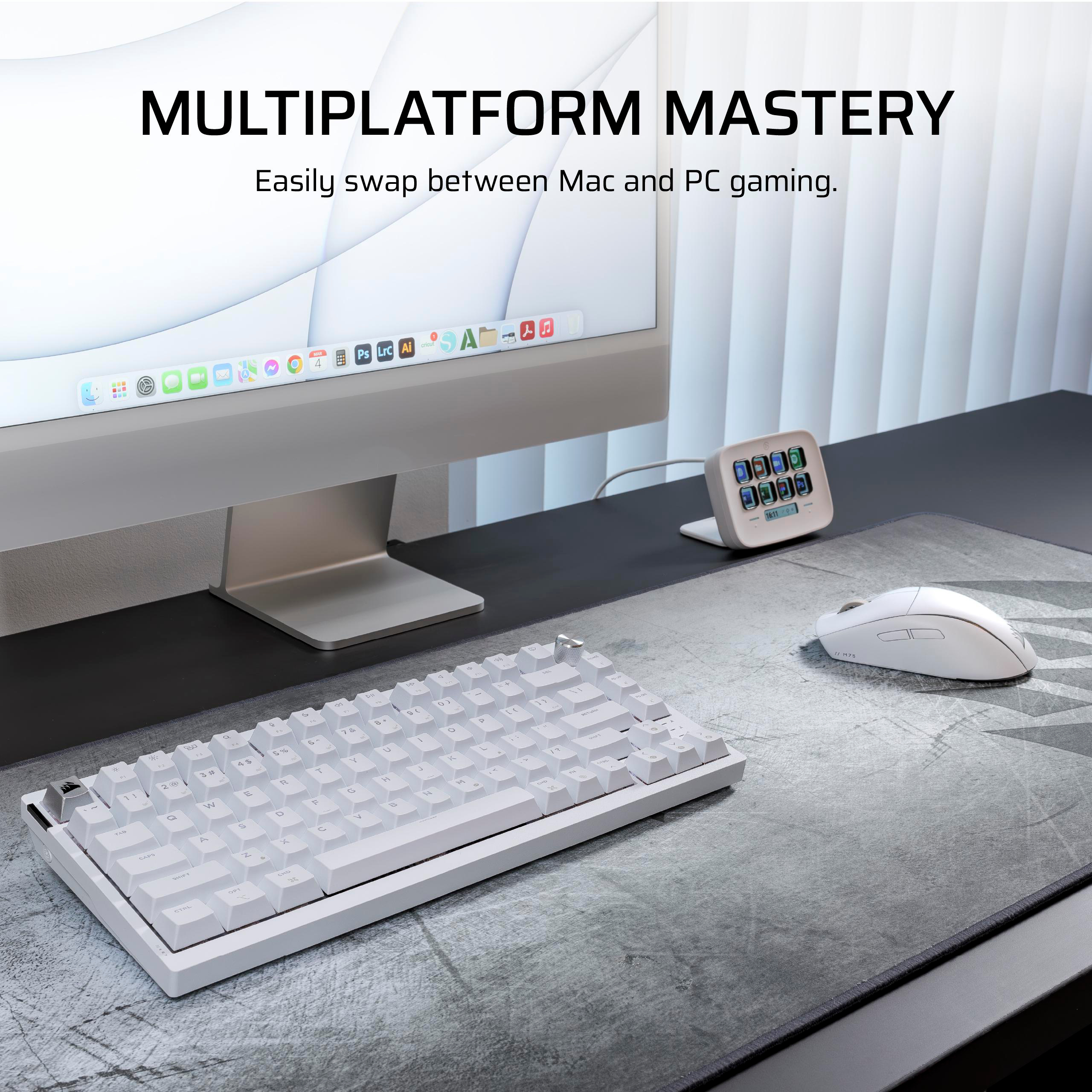 Ein weißes Keyboard, eine weiße Maus und ein kleines Gerät auf einem Schreibtisch.