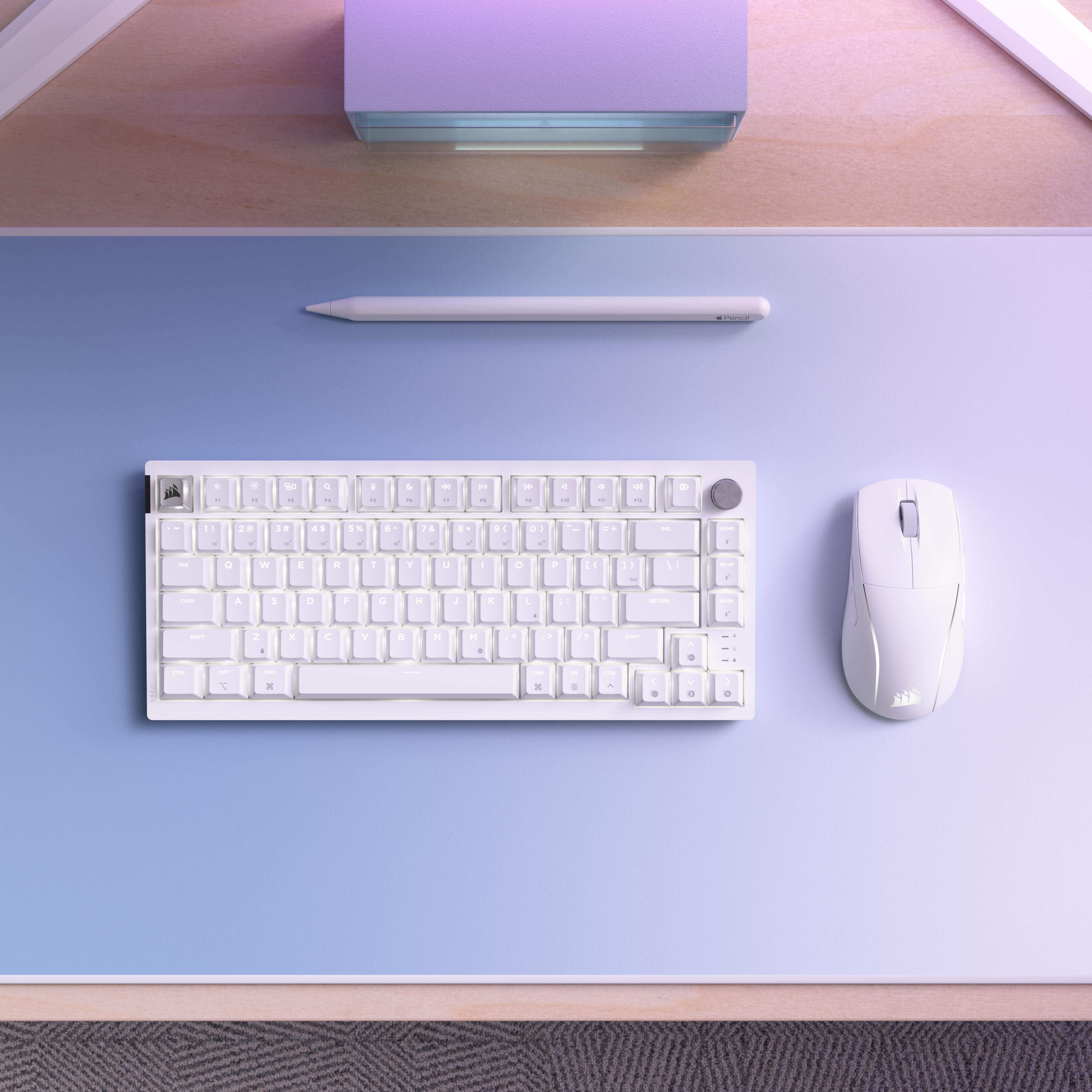 Weiße Tastatur, Maus und Stift auf blauem Hintergrund.