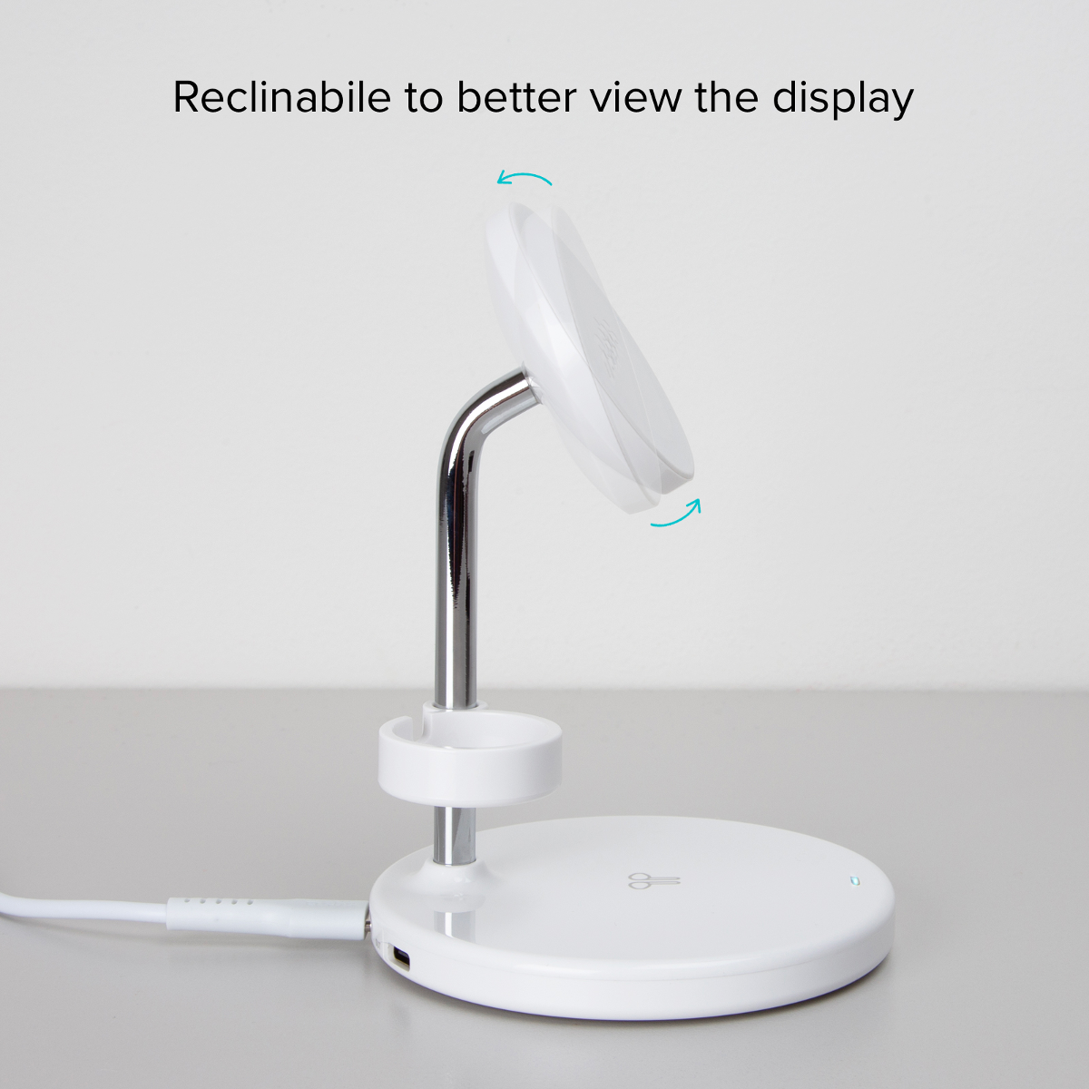 Ein weißes Ladegerät mit schwenkbarem Display und USB-C-Kabel.