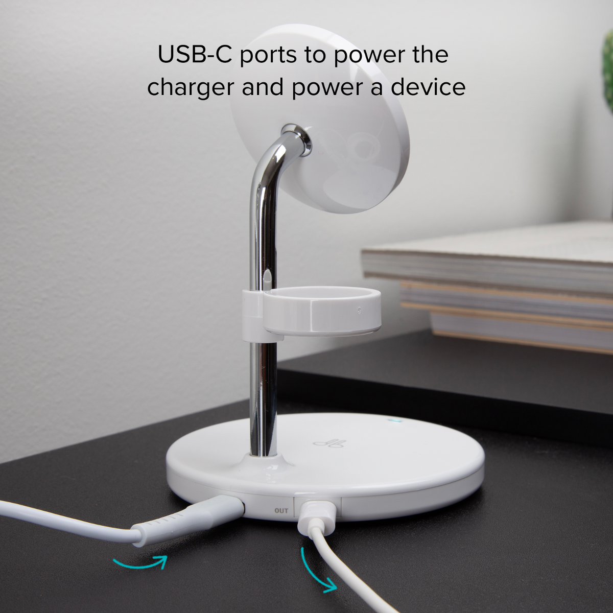 Ein weißes Ladegerät mit zwei USB-C-Anschlüssen auf einem dunklen Tisch.