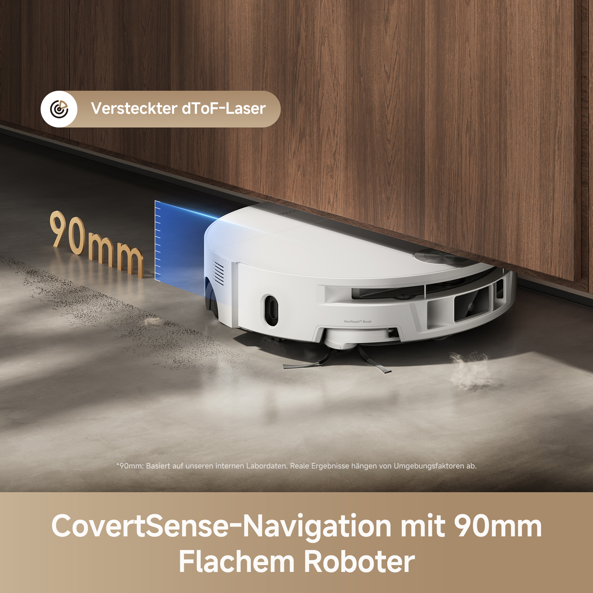 Ein weißer Saugroboter navigiert unter einem Holzschrank und reinigt den Boden.