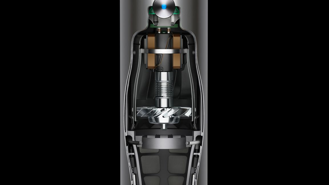 Une coupe transversale rapprochée d'un sèche-cheveux Dyson, montrant le moteur interne, le ventilateur et le voyant bleu sur fond noir.