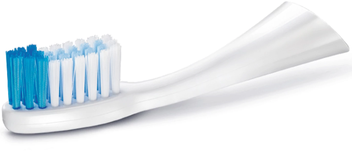 Una testina bianca di spazzolino da denti con setole blu e bianche è mostrata su uno sfondo bianco.