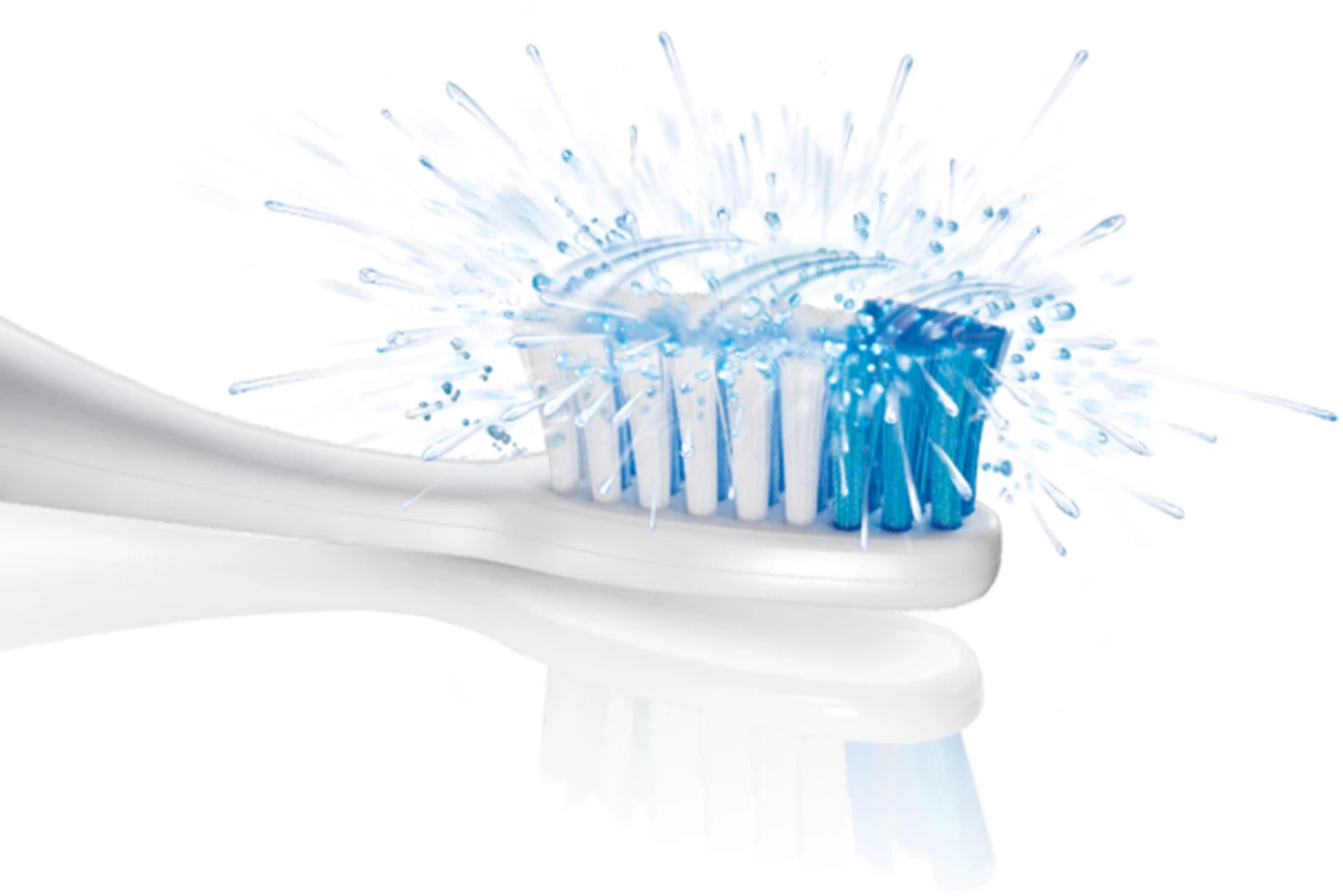 Uno spazzolino bianco con setole blu e bianche è mostrato di lato, con acqua che schizza dalla testina.